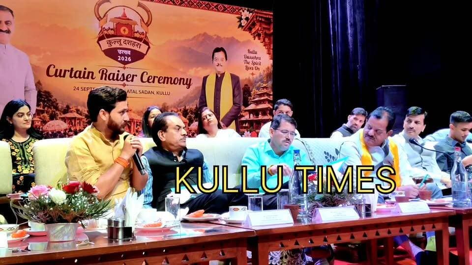 विधायक आनी लोकेन्द्र नेगी ने दशहरा पर्व अध्यक्ष एवं विधायक सूंदर सिंह ठाकुर से नेता प्रतिपक्ष जय राम ठाकुर को दशहरा उत्सव में आने के लिए निमंत्रण के लिए बोला तो अध्यक्ष दशहरा पर्व सूंदर सिंह ठाकुर क्या बोले सुनिए। Kullu Times Sunder Singh Thakur Lokender Kumar MLA