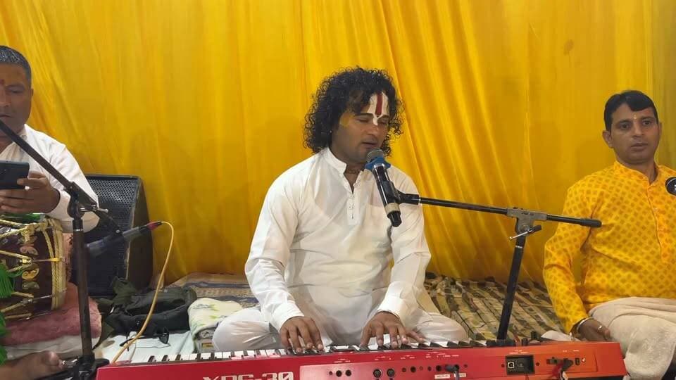 बाल गणपति महोत्सव जोगिंदर नगर में अपनी मधुर आवाज़ में संध्या का आगाज करते गायक कलाकर अजीत शर्मा