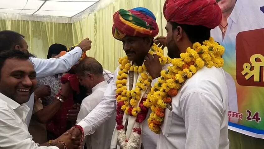 खटीक समाजव व प्रोपर्टी एसोसिएशन ने नव निर्वाचित चेयरमैन रमेश सेन व उप चेयरमैन इशाक खान का किया सम्मान
माला व साफा पहनाकर किया अभिनंदन, पार्षदों व जनप्रतिनिधियों का भी हुआ सम्मान
शाहपुरा (भीलवाड़ा)-राजेन्द्र खटीक।
शाहपुरा। शाहपुरा नगर पालिका में खटीक समाज की ओर से नव निर्वाचित नगर पालिका अध्यक्ष रमेश सेन एवं उपाध्यक्ष इशाक खान के सम्मान में समारोह आयोजित किया गया। समाज की ओर से दोनों नव निर्वाचित पदाधिकारियों का माला एवं साफा पहनाकर अभिनंदन किया गया।
समारोह में पूर्व नेता प्रतिपक्ष एवं वर्तमान पार्षद सुनील रचना मिश्रा, वार्ड नंबर 1 के पार्षद पति मुन्ना खान, वार्ड नम्बर 18 के लादूराम खटीक, वार्ड नम्बर 19 की ममता चावला, वार्ड नंबर 27 के पार्षद पति सोनू खान तथा वार्ड नंबर 34 के पार्षद यूनुस खान का भी माला एवं साफा पहनाकर सम्मान किया गया।
इस अवसर पर रामेश्वर सोलंकी भारत गैस शाहपुरा, पूर्व पार्षद शंकर खटीक,दलीचंद खींची, भैरू लाल खटीक फौजी व प्रोपर्टी असोसिएशन के अध्यक्ष सुरेश चन्द्र गुर्जर, महेश (बन्टी)शर्मा,शिव काबरा, राज कुमार अग्रवाल,अजय मेहता,धनराज जीनगर, ओम सिंधी,समाज के गणमान्य लोग मौजूद रहे।
समाज के लोगों ने नव निर्वाचित अध्यक्ष एवं उपाध्यक्ष को शुभकामनाएं देते हुए शहर के विकास में सक्रिय भूमिका निभाने की अपेक्षा जताई। समारोह के दौरान समाजबंधुओं में उत्साह का माहौल नजर आया।