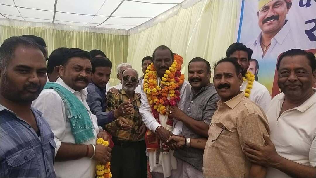 खटीक समाजव व प्रोपर्टी एसोसिएशन ने नव निर्वाचित चेयरमैन रमेश सेन व उप चेयरमैन इशाक खान का किया सम्मान
माला व साफा पहनाकर किया अभिनंदन, पार्षदों व जनप्रतिनिधियों का भी हुआ सम्मान
शाहपुरा (भीलवाड़ा)-राजेन्द्र खटीक।
शाहपुरा। शाहपुरा नगर पालिका में खटीक समाज की ओर से नव निर्वाचित नगर पालिका अध्यक्ष रमेश सेन एवं उपाध्यक्ष इशाक खान के सम्मान में समारोह आयोजित किया गया। समाज की ओर से दोनों नव निर्वाचित पदाधिकारियों का माला एवं साफा पहनाकर अभिनंदन किया गया।
समारोह में पूर्व नेता प्रतिपक्ष एवं वर्तमान पार्षद सुनील रचना मिश्रा, वार्ड नंबर 1 के पार्षद पति मुन्ना खान, वार्ड नम्बर 18 के लादूराम खटीक, वार्ड नम्बर 19 की ममता चावला, वार्ड नंबर 27 के पार्षद पति सोनू खान तथा वार्ड नंबर 34 के पार्षद यूनुस खान का भी माला एवं साफा पहनाकर सम्मान किया गया।
इस अवसर पर रामेश्वर सोलंकी भारत गैस शाहपुरा, पूर्व पार्षद शंकर खटीक,दलीचंद खींची, भैरू लाल खटीक फौजी व प्रोपर्टी असोसिएशन के अध्यक्ष सुरेश चन्द्र गुर्जर, महेश (बन्टी)शर्मा,शिव काबरा, राज कुमार अग्रवाल,अजय मेहता,धनराज जीनगर, ओम सिंधी,समाज के गणमान्य लोग मौजूद रहे।
समाज के लोगों ने नव निर्वाचित अध्यक्ष एवं उपाध्यक्ष को शुभकामनाएं देते हुए शहर के विकास में सक्रिय भूमिका निभाने की अपेक्षा जताई। समारोह के दौरान समाजबंधुओं में उत्साह का माहौल नजर आया।