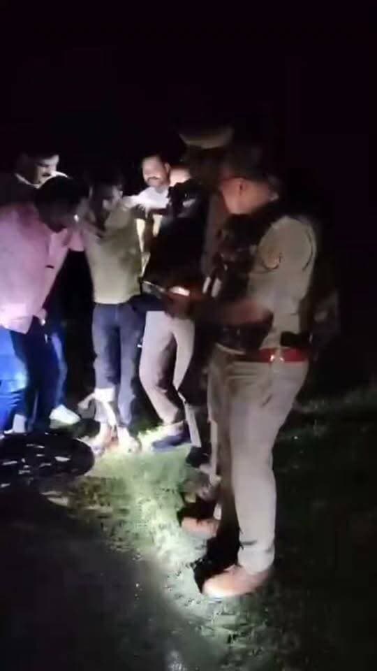 *• जनपद बहराइच में चैन स्नैचिंग की घटना का 72 घण्टे के अन्दर सफल अनावरण।*
*• बहराइच में आज रात पुलिस और शातिर अपराधियों के साथ हुई मुठभेड़।*
*• आज देर रात क्राइम ब्रांच की स्वॉट व थाना फखऱपुर की संयुक्त टीम की शातिर अपराधी से पुलिस मुठभेंड़।*
*• चैन स्नैचिंग की घटना कारित करने वाले अभियुक्त के पैर में लगी गोली,दूसरा साथी अपराधी भी गिरफ्तार ।*
*• दोनों का आधा दर्जन से अधिक मुकदमों का आपराधिक इतिहास*
*•मौके पर पुलिस अधीक्षक बहराइच सहित अधिकारीगण मौजूद ।*
थाना फखरपुर में दिनांक 21.09.2026 को कोठारा गांव दा0 परसेंडी व चिशती धर्म कांटा के पास पीछे से दो अज्ञात बाइक सवार द्वारा ई रिक्शा से जा रही एक महिला से मंगल सूत्र की छिनैती की घटना से संबंधित प्रकरण में प्राप्त तहरीर के आधार पर थाना फखऱपुर पर मु0अ0सं0 399/2026 धारा 304 बीएनएस पंजीकृत कराया गया। पुलिस अधीक्षक बहराइच द्वारा टीमों का गठन करते हुए घटना के शीघ्र अनावरण हेतु आवश्यक दिशा निर्देश दिए गए थे । पुलिस टीमों को ट्रैफिक की इंटरसेप्टर मोबाइल के कैमरे से घटना से संबंधित अपराधियों की घटना के बाद की फोटो मिलने पर यक्ष ऐप और मुखबिरों की मदद से अपराधियों के विषय में बेहद अहम सुराग दोनों अपराधियों के विषय में मिले और पता चला कि ये दोनों अपराधी सलमान और उसका भाई आरिफ हैं जो जनपद गोंडा के निवासी है ।पुलिस टीमें लगातार इन अपराधियों की तलाश कर रही थी ,इसी क्रम मे आज दिनांक 24.09.2026 की रात्रि को क्राइम ब्रांच की स्वाट टीम व थाना फखरपुर पुलिस की संयुक्त टीम को मुखबिर खास के माध्यम से सूचना प्राप्त हुई कि ये दोनो बदमाश मोटरसाइकिल से दिबियापुर की ओर से भागला चौराहे की तरफ आ रहे हैं जो किसी आपराधिक घटना को अंजाम देने की फिराक में हैं। सूचना के आधार पर तत्काल पुलिस टीम द्वारा बदमाशों की तलाश एवं गिरफ्तारी हेतु गांधी घाट भागल गांव के पास पहुंचने पर सामने से एक मोटरसाइकिल आती हुई दिखाई दी, जिस पर दो व्यक्ति सवार थे। पुलिस टीम द्वारा मोटरसाइकिल को रोकने का प्रयास किया गया तो उसमें से एक व्यक्ति द्वारा पुलिस टीम पर जानलेवा हमले की नियत से फायर कर दिया, आत्मरक्षार्थ पुलिस द्वारा किए गए जवाबी फायर की कार्यवाही में एक अपराधी को गोली दाँये पैर में लगी और वह गिर गया जिसे पुलिस द्वारा गिरफ्तार कर लिया गया और भाग रहे दूसरे अपराधी को भी दौड़ाकर पुलिस टीम द्वारा पकड़ लिया गया ।पूछताछ से घायल अपराधी सलमान पुत्र सलीम निवासी उज्जैनी जमाल मौजा जामदरा, थाना कोतवाली देहात जनपद गोंडा, हाल पता मोहल्ला नाजीरपुरा थाना कोतवाली नगर जनपद बहराइच के रूप में हुई ,जिसको उपचार हेतु सीएचसी फखरपुर रवाना किया गया तथा दूसरे पकड़े गए गये अपराधी की पहचान आरिफ उर्फ तस्लीम पुत्र सलीम निवासी उपरोक्त के रूप में हुई । इनके कब्जे से एक देशी तमंचा 12 बोर,एक अदद खोखा 12 बोर,एक जिंदा कारतूस 12 बोर व एक चोरी की मोटरसाइकिल अपाचे काले रंग की फर्जी नंबर प्लेट(UP43 N8838) व एक मंगल सूत्र पीलीधातु बरामद हुआ। दोनों अपराधियों का लंबा आपराधिक इतिहास है ।मौके पर पुलिस अधीक्षक बहराइच श्री विश्वजीत श्रीवास्तव एव अन्य अधिकारीगण द्वारा पहुंचकर घटनास्थल का निरीक्षण कर आवश्यक दिशा निर्देश दिये गये । उपरोक्त घटना के सम्बन्ध में अन्य वैधानिक कार्यवाही की जा रही है।