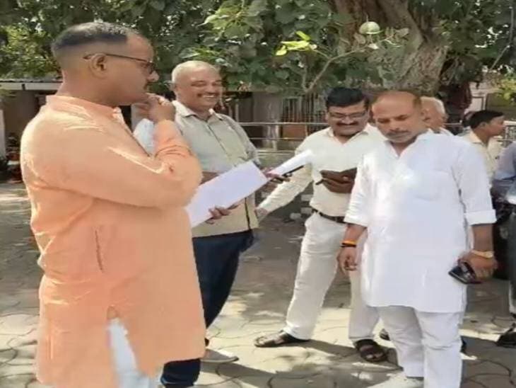 *शाहजहांपुर में किसानों का कलेक्ट्रेट पर धरना:* किसान पदाधिकारी बोले- बाढ़ प्रभावित किसानों को जल्द दिया जाए मुआवजा