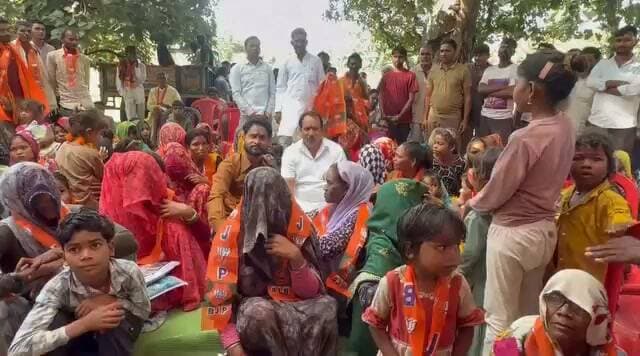 आज विधानसभा-26 पिछोर की ग्राम पंचायत बंडा में भारतीय जनता पार्टी की रीति-नीति एवं विधानसभा क्षेत्र में हो रहे विकास कार्यों से प्रभावित होकर सैकड़ों लोगों ने कांग्रेस छोड़कर भारतीय जनता पार्टी की सदस्यता ग्रहण की।
सभी नवागंतुक साथियों का भाजपा परिवार में हार्दिक स्वागत एवं अभिनंदन। 🌷🚩
Sukhdev Shingh Sonu Yadav Pritam Lodhi Lodhi Bhaiya Sahab Vivek Yadav Rakesh Lodhi Ramkumar Yadav Muhasa Rahul Rajpoot Bjym Mahesh Lodhi
