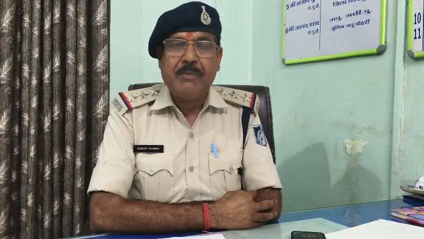बैराड़ पुलिस की कार्रवाई: 1 किलो 138 ग्राम गांजा बरामद, आरोपी गिरफ्तार
बैराड़। थाना बैराड़ पुलिस ने अवैध मादक पदार्थों के खिलाफ कार्रवाई करते हुए आरोपी मातादीन शर्मा को गिरफ्तार किया है। पुलिस ने आरोपी के कब्जे से 1 किलो 138 ग्राम गांजा तथा ₹3,730 नगद बरामद किया।
पुलिस के अनुसार बरामद गांजा एवं नगदी सहित कुल माल की कीमत करीब ₹23,730 बताई गई है। कार्रवाई के बाद आरोपी को गिरफ्तार कर माननीय न्यायालय में पेश किया गया, जहां से उसे जेल भेज दिया गया।
पुलिस द्वारा क्षेत्र में अवैध मादक पदार्थों की बिक्री एवं तस्करी के खिलाफ अभियान जारी है।