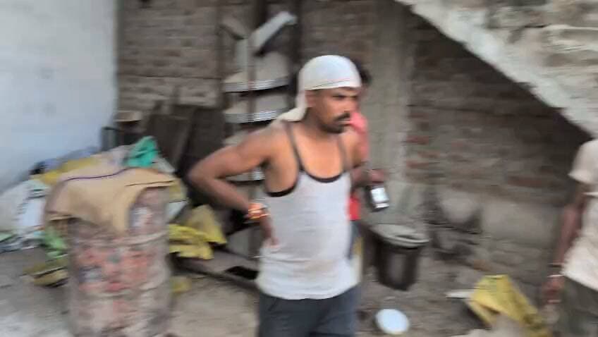 कलेक्टर के निर्देश पर बदरवास में बड़ी कार्रवाई, 300 क्विंटल से अधिक शासकीय चावल जब्त; गोदाम सील
अवैध परिवहन में इस्तेमाल ट्रक जब्त, गोदाम संचालक पर FIR; दो ट्रक चालकों पर प्रतिबंधात्मक कार्रवाई
शिवपुरी, 24 सितंबर 2026। कलेक्टर एवं जिला मजिस्ट्रेट अर्पित वर्मा के निर्देश पर जिले में शासकीय खाद्यान्न के अवैध भंडारण, परिवहन और कालाबाजारी के खिलाफ कार्रवाई लगातार जारी है। इसी क्रम में बदरवास में संयुक्त प्रशासनिक टीम ने कार्रवाई करते हुए 300 क्विंटल से अधिक शासकीय उचित मूल्य का चावल जब्त किया और संबंधित गोदाम को सील कर दिया।
जानकारी के अनुसार, बदरवास में शासकीय चावल के अवैध भंडारण एवं परिवहन की सूचना मिलने पर कलेक्टर ने अधिकारियों को तत्काल जांच और कार्रवाई के निर्देश दिए। इसके बाद तहसीलदार बदरवास सचिन भार्गव, जिला आपूर्ति अधिकारी तुलेश्वर कुर्रे, सहायक आपूर्ति अधिकारी जसराम जाटव एवं जयदीप सिंह लोधी तथा कृषि उपज मंडी सचिव नरेंद्र जाटव की संयुक्त टीम ने रियांशी ट्रेडिंग कंपनी के गोदाम का औचक निरीक्षण किया।
निरीक्षण के दौरान गोदाम परिसर में करीब 300 क्विंटल शासकीय चावल पाया गया। चावल को ट्रक में भरकर परिवहन की तैयारी की जा रही थी। टीम ने चावल से भरे ट्रक को जब्त कर थाना बदरवास की अभिरक्षा में रखवाया और गोदाम को सील कर दिया। मामले में कंपनी संचालक सचिन मंगल पिता ब्रजेश मंगल के विरुद्ध प्राथमिकी दर्ज कराई गई है।
वहीं, लोक शांति भंग करने की स्थिति को देखते हुए ट्रक चालक हेमराज गुर्जर एवं मुकेश गुर्जर के विरुद्ध प्रतिबंधात्मक कार्रवाई की गई और उन्हें जेल भेजा गया।
आटा मिल में भी मिला शासकीय चावल
संयुक्त टीम ने स्टेशन रोड स्थित जय गुरुदेव आटा मिल, संचालक पंकज गर्ग, की भी जांच की। यहां करीब 8 क्विंटल शासकीय चावल पाया गया। टीम ने खाद्यान्न जब्त कर नियमानुसार सैंपल लिए और संबंधितों के विरुद्ध वैधानिक कार्रवाई शुरू की।
कलेक्टर ने दी सख्त चेतावनी
कलेक्टर अर्पित वर्मा ने कहा कि शासकीय उचित मूल्य का खाद्यान्न पात्र एवं जरूरतमंद हितग्राहियों के लिए आवंटित होता है। इसके अवैध भंडारण, हेराफेरी या परिवहन को गंभीरता से लिया जाएगा। उन्होंने चेतावनी दी कि शासकीय राशन के अवैध परिवहन या कालाबाजारी में संलिप्त पाए जाने पर वाहन राजसात करने सहित संबंधित व्यक्तियों के विरुद्ध कठोर कार्रवाई की जाएगी।
P.NEWZ INDIA
सच के साथ हर कदम