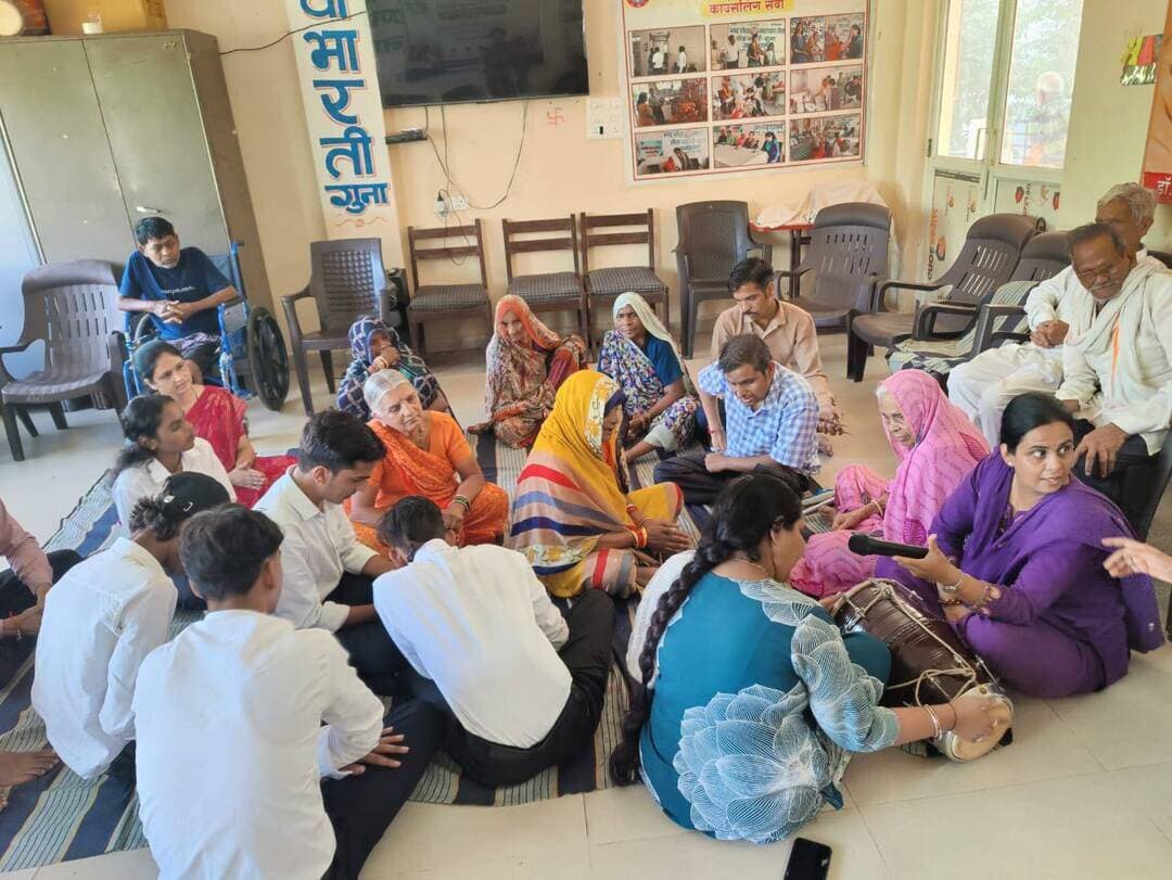 #गुना - अटल वयो अभ्युदय योजना अंतर्गत सेवा भारती आनंदधाम वृद्धाश्रम गुना में किया सांस्कृतिक गतिविधियां का आयोजन
म0प्र0 शासन सामाजिक न्याय एवं दिव्यांगजन सशक्तिकरण विभाग भारत सरकार, सामाजिक न्याय और अधिकारिता मंत्रालय द्वारा वरिष्ठजनों के कल्याण एवं सशक्तिकरण हेतु अटल वयो अभ्युदय योजना (AVYAY) अंतर्गत विभिन्न कार्यकमों के आयोजन हेतु कलेक्टर श्री किशोर कुमार कन्याल के निर्देशानुसार सामाजिक न्याय एवं दिव्यांगजन सशक्तिकरण विभाग द्वारा अटल वयो अभ्युदय योजना (AVYAY) अंतर्गत एक्शन प्ला्न फोर सीनियर सिटीजन वर्ष 2026-27 में इन्टर जनरेशन वॉन्डिंग एक्ट विटिज अन्तर्गत कार्यक्रमों का आयोजन दिनांक 21 सितम्बर 2026 से 27 सितम्बर 2026 तक किया जा रहा हैं।
इसी क्रम में आज सेवा भारती आनंदधाम वृद्धाश्रम गुना में वृद्धजनों को अशासकीय संस्था सोनाली पब्लिक एवं शिक्षा समिति गुना के छात्र/छात्रायें द्वारा वृद्धजनों के साथ सांस्कृतिक गतिविधियां जैसे भजन गायन, लोकगीत, अंताक्षरी एवं पुराने सदाबहार गाने एवं वृद्धजनों के साथ मिलकर पारंपरिक नृत्य का आनंद लिया। उक्त कार्यक्रम में उपसंचालक सामाजिक न्याय विभाग गुना श्री रिशु कुमार सुमन उपस्थित रहें।
कार्यक्रम में सेवा भारती आनंदधाम वृद्धाश्रम गुना से श्री मुन्नालाल यादव प्रबंधक एवं अन्य स्टॉफ, जिला दिव्यांग पुनर्वास केन्द्र गुना से श्री सविता सूर्यवंशी, श्रीमती रिंकी तोमर, श्री विशाल सैनी, श्रीमती सोनम चंदेल, श्री वीरेन्द्र कुमार शुक्ला एवं अशासकीय संस्था सोनाली पब्लिक स्कूल गुना से श्री परमानंद किरार, ब्रजेश साहू, स्वाति लोनकर, राजवर्धन लोधा, प्रीति सोनी, छोटू किरार आदि उपस्थित रहें।
#Guna CM Madhya Pradesh Jansampark Madhya Pradesh Social Justice and Disabled Welfare Department ,Madhya Pradesh