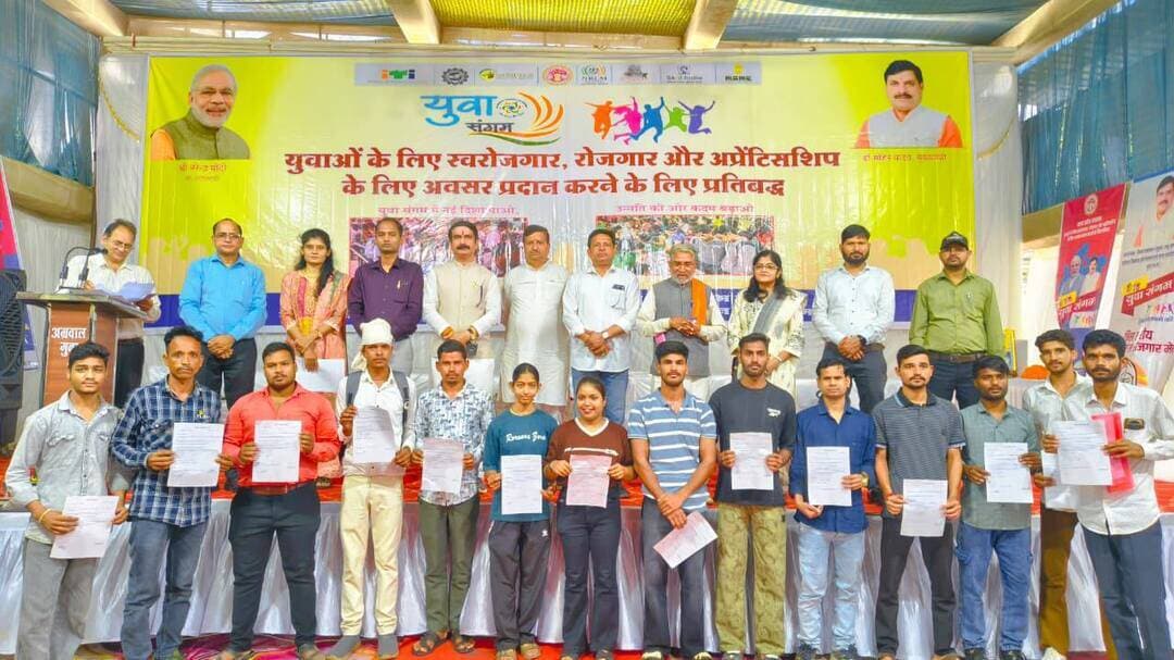 #युवा_संगम कार्यक्रम का किया गया आयोजन
निजी क्षेत्र की कंपनियों द्वारा 288 से अधिक युवाओं का हुआ प्रारंभिक चयन, 240 युवाओं को दिए ऑफर लेटर
विभिन्न स्वरोजगार योजनाओं के 772 से अधिक हितग्राहियों को 3 करोड़ 89 लाख का किया गया हितलाभ वितरण
मध्यप्रदेश शासन के निर्देशानुसार सेवा संकल्प अभियान अंतर्गत सूक्ष्म, लघु और मध्यम उद्यम विभाग एवं कौशल विकास एवं रोजगार विभाग व ग्रामीण विकास विभाग व उच्च शिक्षा विभाग द्वारा युवा संगम के तहत एक ही छत के नीचे युवाओं को रोजगार और स्वरोजगार उपलब्ध कराने के उद्देश्य से हर माह निर्धारित दिवस को युवा संगम कार्यक्रम का आयोजन किया जाता है।
इसी क्रम में कार्यक्रम के नोडल व जिला रोजगार अधिकारी श्री बी.एस. मीना ने बताया कि आज कलेक्टर श्री किशोर कुमार कन्याल के निर्देशन एवं मुख्य कार्यपालन अधिकारी श्री अभिषेक दुबे के मार्गदर्शन में 24 सितंबर 2026 को जिला पंचायत विश्राम गृह परिसर, गुना में युवा संगम कार्यक्रम का आयोजन किया गया।
निजी क्षेत्र की कंपनियों द्वारा 288 से अधिक युवाओं का हुआ प्रारंभिक चयन, 240 युवाओं को दिए ऑफर लेटर
युवा संगम कार्यक्रम में नगरपालिका उपाध्यक्ष श्री धरम सोनी, जिलाध्यक्ष श्री धर्मेंद्र सिकरवार, श्री रमेश मालवीय सहित अन्य जनप्रतिनिधि उपस्थित रहे। कार्यक्रम की शुरुआत अतिथियों द्वारा सरस्वती पूजन के साथ की गई। आज के कार्यक्रम में निजी क्षेत्र में रोजगार व स्वरोजगार के लिए 396 से अधिक आकांक्षी युवाओं ने ऑनलाइन एवं ऑफलाइन पंजीयन कराया गया। इसमें 12 कंपनियों के प्रतिनिधियों ने 288 युवाओं का प्रारंभिक चयन किया एवं 240 आकांक्षी युवाओं को साक्षात्कार के माध्यम से निजी क्षेत्र में रोजगार के अवसर के लिए ऑफर लेटर प्रदान किए गए।
युवा संगम कार्यक्रम को संबोधित करते हुए जिलाध्यक्ष श्री धर्मेंद्र सिकरवार ने युवा संगम कार्यक्रम में उपस्थित आकांक्षी युवाओं से कहा कि हमारा गुना लगातार विकास की ओर अग्रसर रहा है। हमारे प्रधानमंत्री जी और म.प्र. के मुख्यमंत्री जी को धन्यवाद, जो युवाओं को अपने पैरों पर खड़े करने के लिए दिन-रात प्रयासरत हैं।
कार्यक्रम में उपस्थित नगरपालिका उपाध्यक्ष श्री धरम सोनी ने लाभांवित हितग्राहियों को शुभकामनाएं दी और श्री रमेश मालवीय ने शासन की योजनाओं की जानकारी देते हुए जिला प्रशासन के माध्यम से किए जा रहे कार्यों की प्रशंसा की गई।
विभिन्न विभागों की स्वरोजगार योजनाओं के 772 से अधिक हितग्राहियों को 3 करोड़ 89 लाख का किया गया हितलाभ वितरण
आज आयोजित कार्यक्रम में शासन के विभिन्न विभागों द्वारा संचालित स्वरोजगार योजनाओं के 772 हितग्राहियों को 3 करोड़ 89 लाख रुपए का हितलाभ वितरण ऑनलाइन कराया गया। मौके पर इन हितग्राहियों को हितलाभ वितरण कराया गया, जिसमें जिला व्यापार एवं उद्योग विभाग की मुख्यमंत्री उद्यम क्रांति योजना के अंतर्गत इकबाल खान मंसूरी को 10 लाख रुपए का ऋण, राज्य आजीविका मिशन की स्वयं सहायता समूह के अंतर्गत राधिका स्व सहायता समूह, सौंठी को 1.50 लाख रुपए एवं नैन स्व सहायता समूह, म्याना को 1.50 लाख रुपए का ऋण वितरित किया गया। खादी ग्रामोद्योग विभाग की प्रधानमंत्री विश्वकर्मा योजना के तहत मदन सिंह बरेला को 50 हजार, हेमंत सेन को 70 हजार एवं मोहित सेन को 56 हजार रुपए का ऋण वितरित किया गया। उद्यानिकी विभाग की पीएमएफएमई के अंतर्गत श्रीमती प्रीति को 1.6 लाख, विनोद पटेरिया को 5.4 लाख रुपए, विजय को 2.66 लाख, श्रीमती जानकी बाई को 7.54 लाख, श्री कपिल मंगल को 14.99 लाख, श्रीमती पिंकी करन को 5.57 हजार एवं श्री छोटू लोधा को 6.58 हजार का ऋण वितरित किया गया।
युवा संगम में उपस्थित युवक-युवतियों का स्वास्थ्य परीक्षण किया गया, नशामुक्ति की जानकारी देकर अतिथियों द्वारा उपस्थित युवाओं को नशामुक्ति की शपथ दिलाई गई और इसके साथ ही कौशल विकास के लिए राष्ट्रीय शिक्षुता प्रोत्साहन योजना, मुख्यमंत्री सीखो कमाओ योजना, प्रधानमंत्री इंटर्नशिप योजना की जानकारी भी युवाओं को उपलब्ध कराई गई। कार्यक्रम के दौरान चिकित्सकों द्वारा युवाओं और हितग्राहियों का स्वास्थ्य परीक्षण भी किया।
आज के कार्यक्रम में आईटीआई प्राचार्या सुश्री श्वेता कुशवाह, एलडीएम अजय पाल सिंह राजपूत, उप संचालक उद्यानिकी, जिला परियोजना प्रबंधक श्री शैलेंद्र समुद्र, जिला प्रबंधक डी.पी. कम्ठान, पीजी कॉलेज गुना की डॉ. प्रभा भिरोरिया, डॉ. मनोज भिरोरिया, जिला व्यापार एवं उद्योग केंद्र श्री शिववीर जाटव सहित अन्य अधिकारी/कर्मचारी एवं बड़ी संख्या में युवा उपस्थित रहे। कार्यक्रम सांदीपनि स्कूल गुना के प्राचार्य श्री आशीष टांटिया द्वारा किया गया और आभार प्रकट प्राचार्या सुश्री श्वेता कुशवाह ने किया।
#Guna CM Madhya Pradesh Jansampark Madhya Pradesh Gwalior Commissioner Panchayat, Rural Development and Social Welfare Department of Madhya Pradesh
