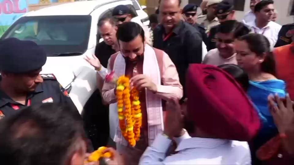 मुख्यमंत्री नायब सिंह सैनी का कुरुक्षेत्र दौरा
मुख्यमंत्री नायब सिंह सैनी ने राजकीय वरिष्ठ माध्यमिक विद्यालय कनीपला में लगी चित्र प्रदर्शनी, पेंटिंग और रंगोली का किया अवलोकन
मुख्यमंत्री ने स्कूल परिसर में पौधारोपण भी किया
सेवा संकल्प अभियान के तहत आयोजित किया गया था कार्यक्रम
पूरे प्रदेश में 17 अक्टूबर तक चलेगा सेवा संकल्प अभियान