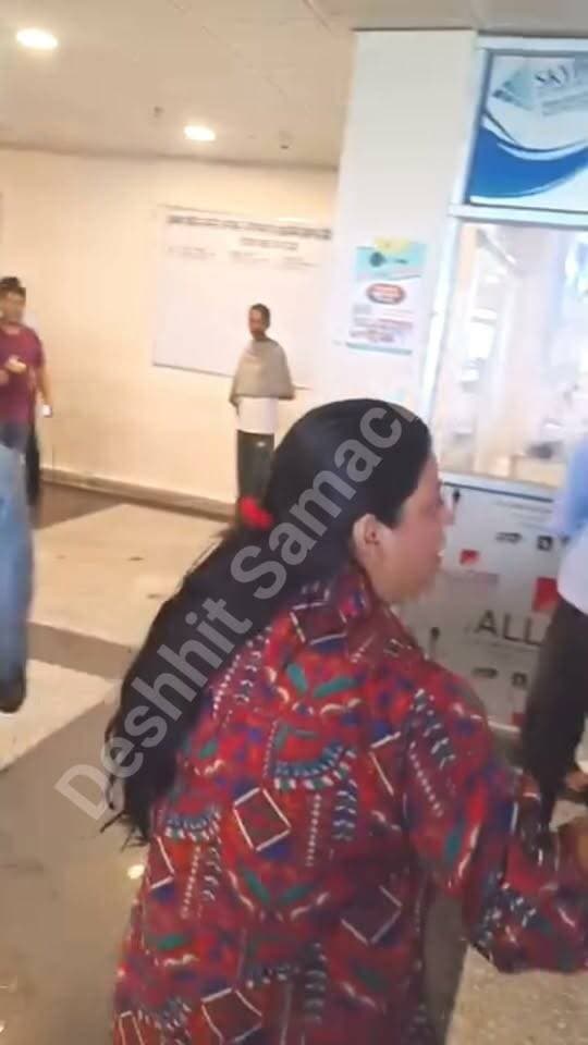 पेशेंट का ऑक्सीजन खत्म होने के बाद पेशेंट की स्थिति गंभीर
उत्तर बिहार के सबसे बड़ा हॉस्पिटल DMCH के डॉक्टर लोग 12 घंटे से हड़ताल पर बैठा हुआ है। चार जिला का सबसे बड़ा हॉस्पिटल जहां दर्जनों पेशेंट इलाज के लिए आए, लेकिन उनका इलाज नहीं हुआ उनको यहां से वापस कर दिया गया ।
#Newskosisanchar11 #OldYamunaBridgeAllahabad #deshhitsamachar11 #samartchoudri #GauGhatKaPul #dabradigital #OldYamunaBridgePrayagraj #reelsviralシ #उरदहा #ᴛʀᴇɴᴅɪɴɢᴘᴏsᴛ