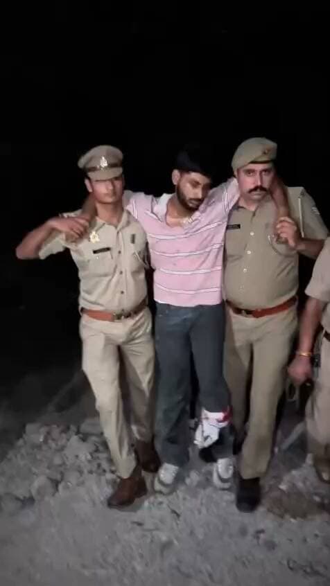 गाजियाबाद
ताबड़तोड़ कार्यवाही
स्नेचरों ने मचा रखा था इंद्रापुरम में बवाल और जब से थानाध्यक्ष अजय चौधरी ने संभाली है कमान हर एक रात स्नेचरों की हो रही रात और टाँग खराब
इंद्रापुरम थाना पुलिस द्वारा मुठभेड़ के बाद एक वांछित आरोपी गिरफ्तार