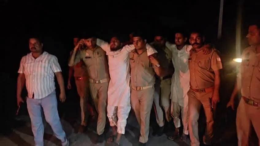 *👉🏾👉🏾 बदमाश समझकर कार से मारी टक्कर, भेद खुलने के डर से रोहन की हत्या!!*
*👉🏾👉🏾 24 घंटे में रोहन हत्याकांड का खुलासा, मुठभेड़ में दो आरोपी गिरफ्तार—पैर में लगी गोली!!*
_मुजफ्फरनगर। पुरकाजी क्षेत्र में ग्राम प्रधान विवेक राठी के बेटे रोहन राठी हत्याकांड का पुलिस ने 24 घंटे के भीतर खुलासा करने का दावा किया है। पुलिस के मुताबिक, हत्या में शामिल आरोपी नाजिम और शावेज को पुरकाजी थाना क्षेत्र में भसानी पुल के नीचे हुई मुठभेड़ के बाद गिरफ्तार किया गया। मुठभेड़ के दौरान दोनों आरोपियों के पैर में गोली लगी, जिसके बाद उन्हें उपचार के लिए अस्पताल भेजा गया।पुलिस के अनुसार, रोहन बुधवार को दोस्त की जन्मदिन पार्टी से बाइक से घर लौट रहा था। इसी दौरान नाजिम कार से वहां से गुजर रहा था। पुलिस जांच में सामने आया कि नाजिम ने रोहन को कथित तौर पर बदमाश समझकर कार से टक्कर मार दी। बाद में जब उसे पता चला कि रोहन वह व्यक्ति नहीं था, जिसे वह समझ रहा था, तो घटना का भेद खुलने के डर से नाजिम और उसके जीजा शावेज ने कथित रूप से रोहन की हत्या कर दी।पुलिस का दावा है कि हत्या के बाद आरोपियों ने रोहन की बाइक, मोबाइल फोन और घड़ी अपने पास रख ली थी। मुठभेड़ के बाद पुलिस ने आरोपियों के कब्जे से मृतक की बाइक, मोबाइल और घड़ी के अलावा घटना में प्रयुक्त कार तथा दो तमंचे बरामद किए हैं।रोहन का शव पुरकाजी क्षेत्र में नाले के पास मिला था। वह ग्राम प्रधान विवेक राठी का इकलौता बेटा और एलएलबी का छात्र था। घटना के बाद पुलिस ने सीसीटीवी फुटेज, सीडीआर और अन्य तकनीकी साक्ष्यों के आधार पर जांच शुरू की थी। पुलिस के अनुसार, इन्हीं साक्ष्यों के आधार पर आरोपियों तक पहुंच बनाई गई और 24 घंटे के भीतर गिरफ्तारी की गई।पुलिस अब गिरफ्तार आरोपियों से पूछताछ कर हत्या की पूरी कड़ी और घटना के पीछे की परिस्थितियों की जांच कर रही है!!!_#Muzaffarnagar #Purqazi #RohanRathi #MurderCase #PoliceEncounter #CrimeNews #BreakingNews #News7
