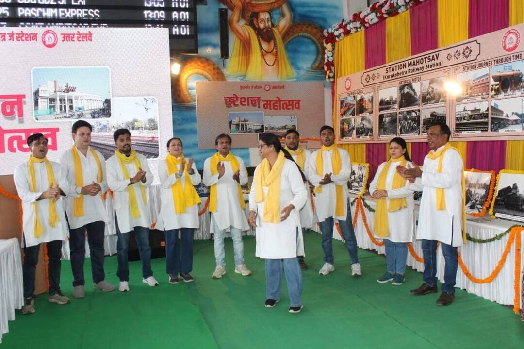उत्तर रेलवे सीपीआरओ कार्यालय
स्टेट एंट्री रोड नई दिल्ली दिनांक 24/9/2026
कुरुक्षेत्र रेलवे स्टेशन पर कुरुक्षेत्र स्टेशन महोत्सव बड़े उत्साह के साथ मनाया गया।
यात्रियों की सहभागिता बढ़ाने और क्षेत्र की समृद्ध सांस्कृतिक विरासत को प्रदर्शित करने के सतत प्रयासों के अंतर्गत, कुरुक्षेत्र रेलवे स्टेशन पर 'स्टेशन महोत्सव' का आयोजन बड़े उत्साह के साथ किया गया। यात्रियों, स्थानीय निवासियों, शिक्षण संस्थानों, कलाकारों और रेलवे अधिकारियों एवं कर्मचारियों ने इस आयोजन में सक्रिय रूप से भाग लिया। महोत्सव के दौरान देशभक्ति गीत प्रस्तुत किए गए। कुरुक्षेत्र भगवद गीता और महाभारत से जुड़ी एक पवित्र भूमि होने के नाते विशेष सांस्कृतिक और आध्यात्मिक महत्व रखता है।
इस महोत्सव के अंतर्गत कई गतिविधियाँ आयोजित की गईं, जिनमें नुक्कड़ नाटक और रेलवे के इतिहास पर एक प्रदर्शनी शामिल थी। सेवानिवृत्त कर्मचारियों को भी सम्मानित किया गया। कुरुक्षेत्र जंक्शन रेलवे स्टेशन के महत्व को दर्शाने वाली एक लघु फिल्म दिखाई गई। इसके अतिरिक्त, रेलवे से संबंधित कलाकृतियों की बिक्री के लिए स्टेशन परिसर में एक विशेष स्टॉल लगाया गया था।
भारत की सांस्कृतिक और आध्यात्मिक विरासत में कुरुक्षेत्र का एक विशेष स्थान है। कुरुक्षेत्र स्टेशन महोत्सव के माध्यम से उत्तरी रेलवे का उद्देश्य यात्रियों और स्थानीय समुदायों को इस क्षेत्र की समृद्ध परंपराओं से जोड़ना और यात्री सुविधाओं में सुधार तथा यात्रा अनुभव को बेहतर बनाने के लिए किए जा रहे निरंतर प्रयासों को प्रदर्शित करना है। रेलवे स्टेशन केवल आवागमन स्थल नहीं हैं; वे हमारे राष्ट्र की पहचान और विरासत के द्वार हैं। उत्तरी रेलवे सुरक्षित, स्वच्छ, सुलभ और यात्री-अनुकूल रेलवे अवसंरचना प्रदान करने के लिए प्रतिबद्ध है। यात्रियों से अनुरोध है कि वे स्टेशन की स्वच्छता बनाए रखने और रेलवे संपत्तियों के संरक्षण में सक्रिय रूप से भाग लें।
(हिमांशु शेखर उपाध्याय) मुख्य जनसंपर्क अधिकारी