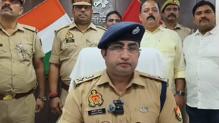 लाल मिर्च डालकर ब्रह्मनन्द यादव की हत्या, पांच आरोपी गिरफ्तार
बुलेट रोककर आंखों में झोंकी मिर्च, लाठी-डंडे और गैंती से किया हमला; चार बांस के डंडे, लोहे की गैंती व मिर्च पाउडर बरामद
संतकबीरनगर, 24 सितंबर। कोतवाली खलीलाबाद क्षेत्र के भकठान गोसाईपुर में हुई ब्रह्मनन्द यादव की हत्या के मामले में पुलिस ने बड़ा खुलासा करते हुए पांच आरोपियों को गिरफ्तार किया है। पुलिस के मुताबिक आरोपियों ने पहले से बनाई गई योजना के तहत ब्रह्मनन्द यादव की बुलेट रोककर उनकी आंखों में पिसी लाल मिर्च डाल दी और गिरने के बाद लाठी-डंडों तथा लोहे की गैंती से हमला कर दिया। गंभीर रूप से घायल ब्रह्मनन्द को जिला अस्पताल ले जाया गया, जहां चिकित्सकों ने उन्हें मृत घोषित कर दिया।पुलिस ने आरोपियों की निशानदेही पर हत्या में प्रयुक्त चार बांस के डंडे, एक लोहे की गैंती और लाल मिर्च पाउडर बरामद करने का दावा किया है।पुलिस के अनुसार, मामले में नामजद आरोपी अभिमन्यु यादव, अजय यादव, रामस्वरूप यादव और संजय यादव, सभी निवासी भकठान गोसाईपुर, को 23 सितंबर की रात बयारा रोड मंझरिया रेलवे क्रॉसिंग के पास से गिरफ्तार किया गया। वहीं विवेचना के दौरान प्रकाश में आए आरोपी राकेश यादव को शिकारपुर नहर पुलिया तिराहा, थाना भिठौली, जनपद महाराजगंज से गिरफ्तार किया गया।
पुलिस के मुताबिक घटना 22 सितंबर की है। वादी रमाकान्त यादव ने तहरीर में बताया कि उनके भाई ब्रह्मनन्द यादव गिढ़नी बाजार जा रहे थे। राकेश यादव के घर के सामने आरोपियों ने उनकी बुलेट रोक ली और उनकी आंखों में पिसी हुई लाल मिर्च डाल दी। इससे वह गिर पड़े। इसके बाद आरोपियों ने लाठी-डंडों और धारदार हथियार से उन पर हमला कर दिया।
शोर सुनकर परिजन और आसपास के लोग मौके पर पहुंचे। सूचना पर पहुंची 112 की गाड़ी से घायल ब्रह्मनन्द को जिला अस्पताल ले जाया गया, जहां डॉक्टरों ने उन्हें मृत घोषित कर दिया।
मामले में कोतवाली खलीलाबाद पुलिस ने मु0अ0सं0 890/2026, धारा 103(1), 3(5) बीएनएस के तहत मुकदमा दर्ज किया था।पुलिस के अनुसार पूछताछ में आरोपी राकेश यादव ने कथित तौर पर बताया कि गांव की प्रधानी को लेकर दोनों पक्षों में पुरानी रंजिश चल रही थी। पुलिस के मुताबिक आरोपी ने आगामी प्रधानी चुनाव में रमाकान्त यादव को हराने और ब्रह्मनन्द यादव को रास्ते से हटाने की योजना बनाए जाने की बात कही है।पुलिस ने यह भी बताया कि पूछताछ में 18 मई 2026 को हुई मारपीट की पुरानी घटना का जिक्र सामने आया, जिसे आरोपी पक्ष ने वर्तमान घटना के पीछे की रंजिश से जोड़कर बताया।पुलिस के अनुसार गिरफ्तारी और बरामदगी के आधार पर मुकदमे में धारा 191(2), 191(3), 190 एवं 61(2) बीएनएस की बढ़ोतरी की गई है।
पूरी कार्रवाई पुलिस अधीक्षक संदीप कुमार मीना के निर्देशन, अपर पुलिस अधीक्षक सुशील कुमार सिंह के मार्गदर्शन तथा क्षेत्राधिकारी खलीलाबाद प्रियम राजशेखर पाण्डेय के पर्यवेक्षण में की गई। कार्रवाई में प्रभारी निरीक्षक जयप्रकाश दुबे और एसओजी प्रभारी रजनीश राय के नेतृत्व में कोतवाली पुलिस एवं एसओजी की संयुक्त टीम शामिल रही।
नोट: पूछताछ में सामने आए आरोप/बयानों को पुलिस के अनुसार ही लिखा गया है; इनकी अंतिम पुष्टि न्यायिक प्रक्रिया में होगी।