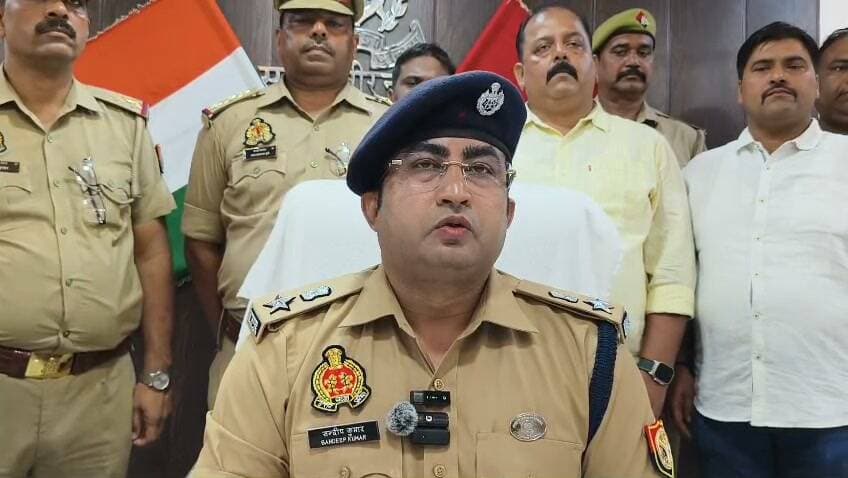 लाल मिर्च डालकर ब्रह्मनन्द यादव की हत्या, पांच आरोपी गिरफ्तार
बुलेट रोककर आंखों में झोंकी मिर्च, लाठी-डंडे और गैंती से किया हमला; चार बांस के डंडे, लोहे की गैंती व मिर्च पाउडर बरामद
संतकबीरनगर, 24 सितंबर। कोतवाली खलीलाबाद क्षेत्र के भकठान गोसाईपुर में हुई ब्रह्मनन्द यादव की हत्या के मामले में पुलिस ने बड़ा खुलासा करते हुए पांच आरोपियों को गिरफ्तार किया है। पुलिस के मुताबिक आरोपियों ने पहले से बनाई गई योजना के तहत ब्रह्मनन्द यादव की बुलेट रोककर उनकी आंखों में पिसी लाल मिर्च डाल दी और गिरने के बाद लाठी-डंडों तथा लोहे की गैंती से हमला कर दिया। गंभीर रूप से घायल ब्रह्मनन्द को जिला अस्पताल ले जाया गया, जहां चिकित्सकों ने उन्हें मृत घोषित कर दिया।पुलिस ने आरोपियों की निशानदेही पर हत्या में प्रयुक्त चार बांस के डंडे, एक लोहे की गैंती और लाल मिर्च पाउडर बरामद करने का दावा किया है।पुलिस के अनुसार, मामले में नामजद आरोपी अभिमन्यु यादव, अजय यादव, रामस्वरूप यादव और संजय यादव, सभी निवासी भकठान गोसाईपुर, को 23 सितंबर की रात बयारा रोड मंझरिया रेलवे क्रॉसिंग के पास से गिरफ्तार किया गया। वहीं विवेचना के दौरान प्रकाश में आए आरोपी राकेश यादव को शिकारपुर नहर पुलिया तिराहा, थाना भिठौली, जनपद महाराजगंज से गिरफ्तार किया गया।
पुलिस के मुताबिक घटना 22 सितंबर की है। वादी रमाकान्त यादव ने तहरीर में बताया कि उनके भाई ब्रह्मनन्द यादव गिढ़नी बाजार जा रहे थे। राकेश यादव के घर के सामने आरोपियों ने उनकी बुलेट रोक ली और उनकी आंखों में पिसी हुई लाल मिर्च डाल दी। इससे वह गिर पड़े। इसके बाद आरोपियों ने लाठी-डंडों और धारदार हथियार से उन पर हमला कर दिया।
शोर सुनकर परिजन और आसपास के लोग मौके पर पहुंचे। सूचना पर पहुंची 112 की गाड़ी से घायल ब्रह्मनन्द को जिला अस्पताल ले जाया गया, जहां डॉक्टरों ने उन्हें मृत घोषित कर दिया।
मामले में कोतवाली खलीलाबाद पुलिस ने मु0अ0सं0 890/2026, धारा 103(1), 3(5) बीएनएस के तहत मुकदमा दर्ज किया था।पुलिस के अनुसार पूछताछ में आरोपी राकेश यादव ने कथित तौर पर बताया कि गांव की प्रधानी को लेकर दोनों पक्षों में पुरानी रंजिश चल रही थी। पुलिस के मुताबिक आरोपी ने आगामी प्रधानी चुनाव में रमाकान्त यादव को हराने और ब्रह्मनन्द यादव को रास्ते से हटाने की योजना बनाए जाने की बात कही है।पुलिस ने यह भी बताया कि पूछताछ में 18 मई 2026 को हुई मारपीट की पुरानी घटना का जिक्र सामने आया, जिसे आरोपी पक्ष ने वर्तमान घटना के पीछे की रंजिश से जोड़कर बताया।पुलिस के अनुसार गिरफ्तारी और बरामदगी के आधार पर मुकदमे में धारा 191(2), 191(3), 190 एवं 61(2) बीएनएस की बढ़ोतरी की गई है।
पूरी कार्रवाई पुलिस अधीक्षक संदीप कुमार मीना के निर्देशन, अपर पुलिस अधीक्षक सुशील कुमार सिंह के मार्गदर्शन तथा क्षेत्राधिकारी खलीलाबाद प्रियम राजशेखर पाण्डेय के पर्यवेक्षण में की गई। कार्रवाई में प्रभारी निरीक्षक जयप्रकाश दुबे और एसओजी प्रभारी रजनीश राय के नेतृत्व में कोतवाली पुलिस एवं एसओजी की संयुक्त टीम शामिल रही।
नोट: पूछताछ में सामने आए आरोप/बयानों को पुलिस के अनुसार ही लिखा गया है; इनकी अंतिम पुष्टि न्यायिक प्रक्रिया में होगी।