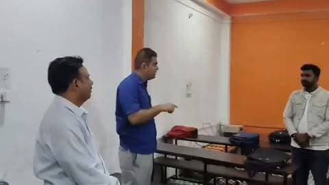डीएम ने कंप्यूटर प्रशिक्षण केंद्र का किया आकस्मिक निरीक्षण
92 प्रशिक्षणार्थियों को गुणवत्तापूर्ण कंप्यूटर शिक्षा के साथ एआई का प्रशिक्षण देने के निर्देश
मंझनपुर। जिलाधिकारी डॉ. अमित पाल ने शुक्रवार को पिछड़ा वर्ग कल्याण विभाग की ओ लेवल/सीसीसी निःशुल्क कंप्यूटर प्रशिक्षण योजना के तहत पाल चौराहा स्थित ओम शिव कंप्यूटर प्रशिक्षण केंद्र का आकस्मिक निरीक्षण किया। उन्होंने प्रशिक्षणार्थियों को निर्धारित पाठ्यक्रम के अनुसार गुणवत्तापूर्ण प्रशिक्षण देने के साथ वर्तमान जरूरतों को देखते हुए आर्टिफिशियल इंटेलिजेंस (एआई) की जानकारी भी देने के निर्देश दिए।
निरीक्षण के दौरान जिलाधिकारी ने शिक्षक अजित यादव से संचालित बैचों और प्रशिक्षणार्थियों की संख्या की जानकारी ली। शिक्षक ने बताया कि केंद्र में तीन बैच संचालित हैं, जिनमें कुल 92 प्रशिक्षणार्थी नामांकित हैं।
डीएम ने प्रत्येक बैच में नामांकित शत-प्रतिशत प्रशिक्षणार्थियों की निय