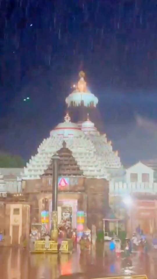 এ এক অবাক করা ঘটনা, পুরীতে যখন মুষলধারে বৃষ্টি নেমেছে, তখনও জগন্নাথ মন্দিরের চূড়ায় জ্বলছে পবিত্র একাদশী মহাদীপ।