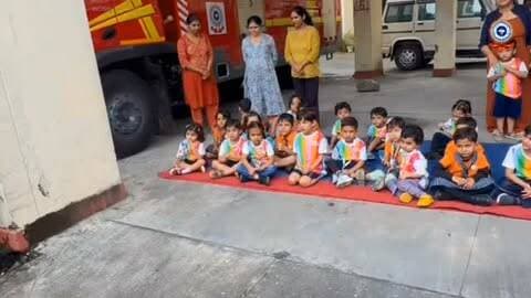 🔥 नन्हें जांबाजों की फायर स्टेशन देहरादून की खास विज़िट! 🚒✨
आज Firstcry Intellitots के नन्हें छात्रों ने देहरादून फायर स्टेशन का दौरा किया।👧🧒
इस शैक्षणिक विज़िट के दौरान:
🧯 बच्चों और शिक्षकों को प्राथमिक अग्निशमन उपकरणों (Fire Extinguishers) की बेसिक जानकारी दी गई और उन्हें चलाने का तरीका सिखाया गया।
🚨 अग्नि दुर्घटनाओं से सुरक्षा और आपातकालीन स्थिति में बचाव के जरूरी उपायों के बारे में आसान शब्दों में समझाया गया।
#DehradunFireStation #SchoolVisit #SafetyFirst #LearningByDoing #uttarakhandfireservice