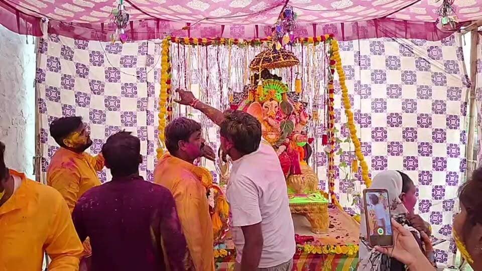 भूपानी मक्कड़ फार्म में गणपति बप्पा का विसर्जन देखें...आज अनंत चतुर्दशी के अवसर पर देशभर में गणपति बप्पा को पूरे विधि-विधान और धूमधाम के साथ विदाई दी जा रही है।