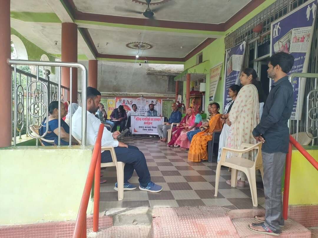 सेवा संकल्प अभियान के तहत वरिष्ठ नागरिकों का किया गया सम्मान, वृद्धाश्रम में निवासरत 13 बुजुर्गों को कपड़े एवं फल प्रदान कर किया सम्मान।
सेवा संकल्प अभियान के तहत 25वीं सेवा गतिविधि के रूप में वरिष्ठ नागरिक सम्मान समारोह का आयोजन छत्तीसगढ़ शबरी सेवा संस्थान के वृद्धाश्रम धौराटिकरा, बैकुंठपुर में किया गया।
गया। जिला कलेक्टर श्रीमती रोक्तिमा यादव एवं मुख्य कार्यपालन अधिकारी जिला पंचायत श्री योगेंद्र श्रीवास के मार्गदर्शन में आयोजित इस कार्यक्रम में वृद्धाश्रम में निवासरत वरिष्ठ नागरिकों का सम्मान किया गया।
#सेवा_संकल्प_अभियान #SewaSankalpAbhiyan #KoreaDistrict #सेवा_मेरा_योगदान #Chhattisgarh