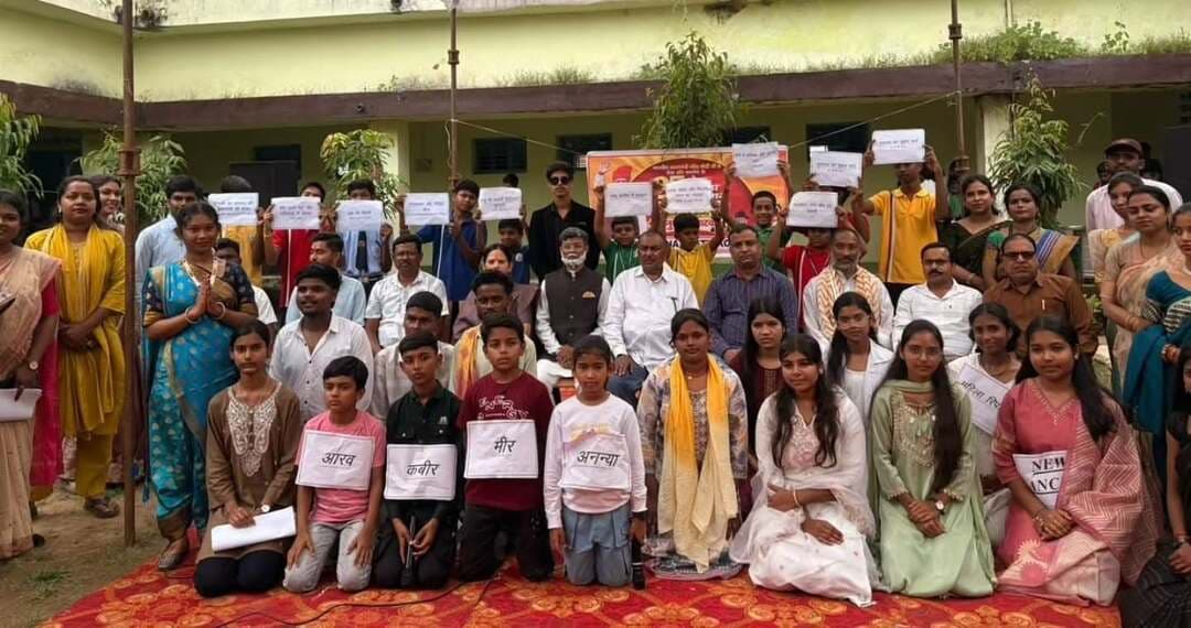 नमो सेवा गाथा' के माध्यम से विद्यार्थियों ने दिया सेवा, समर्पण एवं सामाजिक जागरूकता का संदेश।
माननीय प्रधानमंत्री श्री नरेंद्र मोदी के सेवा एवं समर्पण के 25 वर्षों की यात्रा को समर्पित 'सेवा संकल्प अभियान' के अंतर्गत 'नमो सेवा गाथा' कार्यक्रम का आयोजन स्वामी आत्मानंद विद्यालय, पटना में किया गया। कार्यक्रम के दौरान विद्यार्थियों द्वारा नुक्कड़ नाटक की प्रभावी प्रस्तुति दी गई। नुक्कड़ नाटक के माध्यम से सेवा, समर्पण, सामाजिक जागरूकता एवं जनभागीदारी का संदेश आमजन तक पहुंचाया गया।
नुक्कड़ नाटक के कलाकारों ने अपनी प्रभावशाली प्रस्तुति के माध्यम से सेवा भावना और समाज के प्रति जिम्मेदारी के महत्व को रेखांकित किया। प्रस्तुति ने उपस्थित अतिथियों, विद्यार्थियों एवं विद्यालय परिवार को प्रेरित किया। अतिथियों एवं विद्यालय परिवार ने विद्यार्थियों की प्रस्तुति की सराहना करते हुए उनका उत्साहवर्धन किया।
#सेवा_संकल्प_अभियान #SewaSankalpAbhiyan #ViksitChhattisgarh #KoreaDistrict #Chhattisgarh