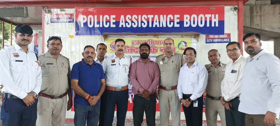 जन्मदिन पर हेलमेट बांटकर दिया जिंदगी बचाने का संदेश, ‘एक अभियान जिंदगी के नाम’ ने चलाया जागरूकता अभियान
Aonenews अरविन्द बक्शी
पंडित दीनदयाल उपाध्याय जयंती एवं राकेश मौर्य के जन्मदिन पर अजरौंदा चौक में निशुल्क हेलमेट वितरण, ट्रैफिक पुलिस का रहा सहयोग
फरीदाबाद। पंडित दीनदयाल उपाध्याय जी की जयंती एवं ओबीसी मोर्चा के जिला महामंत्री राकेश मौर्य के जन्मदिन के अवसर पर शुक्रवार को अजरौंदा चौक पर ‘एक अभियान जिंदगी के नाम’ संस्था की ओर से निशुल्क हेलमेट वितरण एवं सड़क सुरक्षा जागरूकता अभियान चलाया गया। कार्यक्रम में ट्रैफिक पुलिस के सहयोग से बिना हेलमेट बाइक और स्कूटी चला रहे वाहन चालकों को हेलमेट वितरित किए गए।
अभियान के आयोजक राकेश कुमार सुखवारिया ने वाहन चालकों को हेलमेट देते हुए कहा कि सड़क पर वाहन चलाते समय हेलमेट पहनना बेहद जरूरी है। उन्होंने जागरूक करते हुए कहा, “सर है तो घर है।” उन्होंने वाहन चालकों से यातायात नियमों का पालन करने और अपनी सुरक्षा को प्राथमिकता देने की अपील की।
इस अवसर पर संस्था के सदस्य अशोक रखेजा एवं रविंद्र पाल सिंह भी मौजूद रहे। कार्यक्रम में ओबीसी मोर्चा के जिला अध्यक्ष प्रवीण चौधरी ने राकेश मौर्य को जन्मदिन की शुभकामनाएं दीं और हेलमेट वितरण जैसे सामाजिक कार्य की सराहना की।
प्रवीण चौधरी ने कहा कि जन्मदिन, वर्षगांठ या किसी विशेष अवसर पर लोगों को जागरूक करने और उनकी सुरक्षा के लिए हेलमेट वितरित करना समाजहित का सराहनीय कार्य है। ऐसे प्रयासों से सड़क सुरक्षा के प्रति लोगों में जागरूकता बढ़ती है और किसी की जिंदगी बचाने में मदद मिल सकती है।
वहीं राकेश मौर्य ने अपने जन्मदिन पर आयोजित इस अभियान के लिए ‘एक अभियान जिंदगी के नाम’ की टीम का विशेष आभार व्यक्त किया। उन्होंने कहा कि टीम ने उनके जन्मदिन को यादगार बना दिया। उन्होंने कहा कि जन्मदिन पर केवल उत्सव मनाने के बजाय लोगों की जिंदगी की सुरक्षा के लिए कार्य करना उनके लिए बेहद खास अनुभव है।
उन्होंने कहा कि पंडित दीनदयाल उपाध्याय जी की जयंती के दिन अपना जन्मदिन मनाते हुए लोगों को हेलमेट देकर सड़क सुरक्षा का संदेश देना उनके लिए खुशी और संतोष का विषय है। उन्होंने अपने सभी शुभचिंतकों और सहयोगियों का भी धन्यवाद किया।
कार्यक्रम में प्रवीण चौधरी, जिला अध्यक्ष ओबीसी मोर्चा फरीदाबाद, राकेश मौर्य, जिला महामंत्री ओबीसी मोर्चा, संदीप मावी जिला उपाध्यक्ष, दिगपाल लोधी जिला उपाध्यक्ष तथा रिंकू खानगवाल जिला कार्यकारिणी सदस्य सहित अन्य कार्यकर्ता एवं गणमान्य लोग मौजूद रहे।