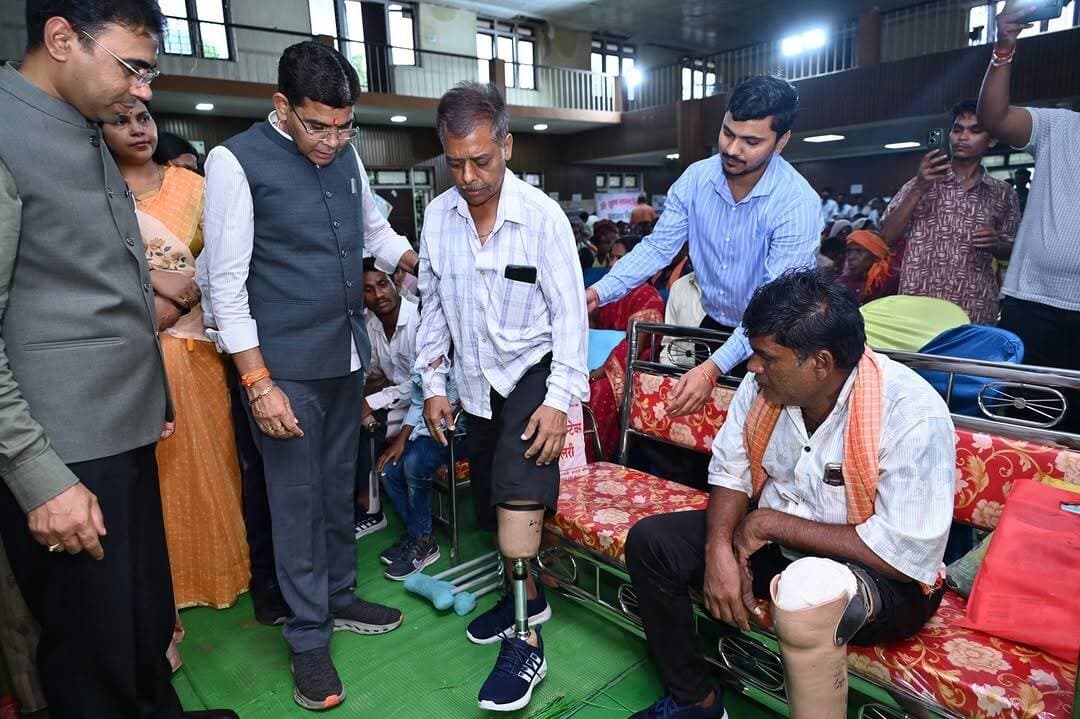 नगर भवन बलौदाबाजार में सेवा संकल्प अभियान अंतर्गत दिव्यांगजन चिन्हांकन सह वितरण शिविर का हुआ आयोजन, 29 दिव्यांगों को मिला सहायक उपकरण।
सेवा संकल्प अभियान लोगों के बीच पहुंचने का माध्यम -राजस्व मंत्री श्री वर्मा।
#सेवा_संकल्प_अभियान
#ViksitChhattisgarh
#SevaSankalpBB