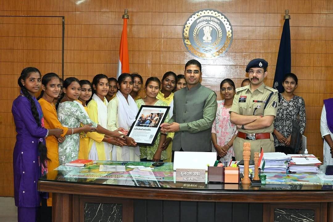 अजीम प्रेमजी स्कॉलरशिप से लाभान्वित डी.के. कॉलेज, बलौदाबाजार की छात्राओं ने कलेक्टर श्री कुलदीप शर्मा एवं एसपी श्री गौरव राय से मुलाकात की।
इस दौरान छात्राओं ने सिविल सेवा परीक्षा की तैयारी को लेकर महत्वपूर्ण मार्गदर्शन प्राप्त किया।
#balodabazr
#Chhattisgarh
#education