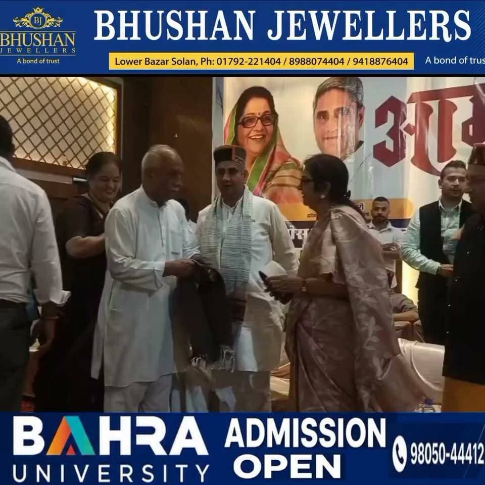 सोलन नगर निगम चुनाव में कांग्रेस के अधिकृत प्रत्याशी के खिलाफ चुनाव लड़ने के कारण पार्टी से दूर हुई सोलन नगर निगम की पूर्व मेयर ऊषा शर्मा आज सोलन शहर में आयोजित कांग्रेस के कार्यक्रम में दोबारा मंच पर नजर आई। इससे साफ हो गया है कि कांग्रेस और उनके बीच चुनाव के दौरान हुआ मनमुटाव अब दूर हो गए हैं यहां पर हिमाचल कांग्रेस की प्रभारी रजनी पाटिल की उपस्थिति में उनका टोपी पहनकर स्वागत भी किया। आपको बता दें कि सोलन नगर निगम की मेयर ऊषा शर्मा ने पिछला नगर निगम का चुनाव टिकट न मिलने के कारण बतौर आजाद उम्मीदवार लड़ा था इसके बाद से कांग्रेस और उनके बीच खींचतान चल रही थी जो कि आज के कार्यक्रम में एक साथ मंच में दिखाने के बाद खत्म होती हुई जरूर नजर आई है।