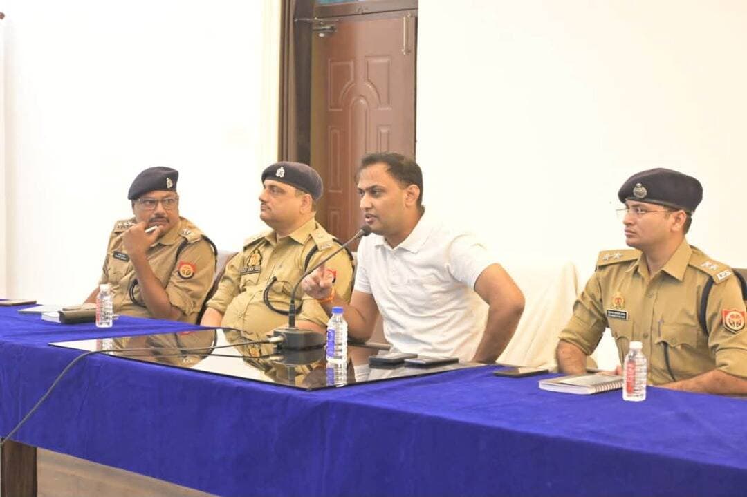 बाराबंकी पुलिस लाइन्स में एसपी ने किया सैनिक सम्मेलन
आज दिनांक 25.09.2026 को एसपी बाराबंकी श्री अर्पित विजयवर्गीय द्वारा रिजर्व पुलिस लाइन्स में सैनिक सम्मेलन आयोजित कर जवानों की व्यक्तिगत/विभागीय समस्याएं सुनी गईं और समयबद्ध निस्तारण के निर्देश दिए गए।
#BarabankiPolice #SPBarabanki #SainikSammelan #uppolice #viralpost