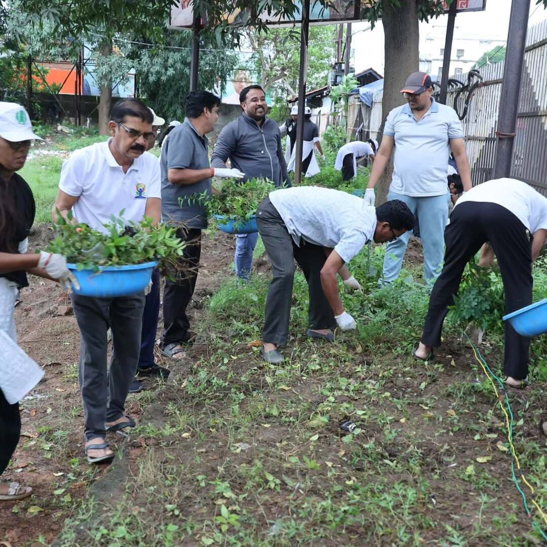 🧹स्वच्छता ही सेवा 2026 अभियान
रायगढ़। नगर पालिका निगम रायगढ़ द्वारा आज "स्वच्छता ही सेवा" अभियान के अंतर्गत नगर के विभिन्न प्रमुख स्थानों पर विशेष सफाई अभियान चलाया गया। अभियान के तहत नटवर स्कूल ग्राउंड, सफाई कार्य किया गया।
कार्यक्रम के दौरान उपस्थित जनप्रतिनिधियों एवं अधिकारियों-कर्मचारियों द्वारा स्वच्छता के प्रति जागरूकता का संदेश दिया गया तथा स्वच्छता शपथ भी दिलाई गई। सभी ने अपने आसपास के क्षेत्र को स्वच्छ रखने और स्वच्छता के प्रति लोगों को जागरूक करने का संकल्प लिया।
इस अवसर पर नगर पालिका निगम रायगढ़ के माननीय महापौर जी, माननीय सभापति जी, पार्षदगण, एवं आयुक्त महोदय और समस्त कर्मचारीगण प्रमुख रूप से उपस्थित रहे।
स्वच्छ , सुंदर एवं व्यवस्थित रायगढ़ के लिए एकजुट प्रयास |
#SHS2026 #SwachhataHiSewa2026 #SwachhChhattisgarh #SewaSankalp
@UrbanCGOfficial @ChhattisgarhCMO @DPRChhattisgarh @PMOIndia @SwachhBharatGov