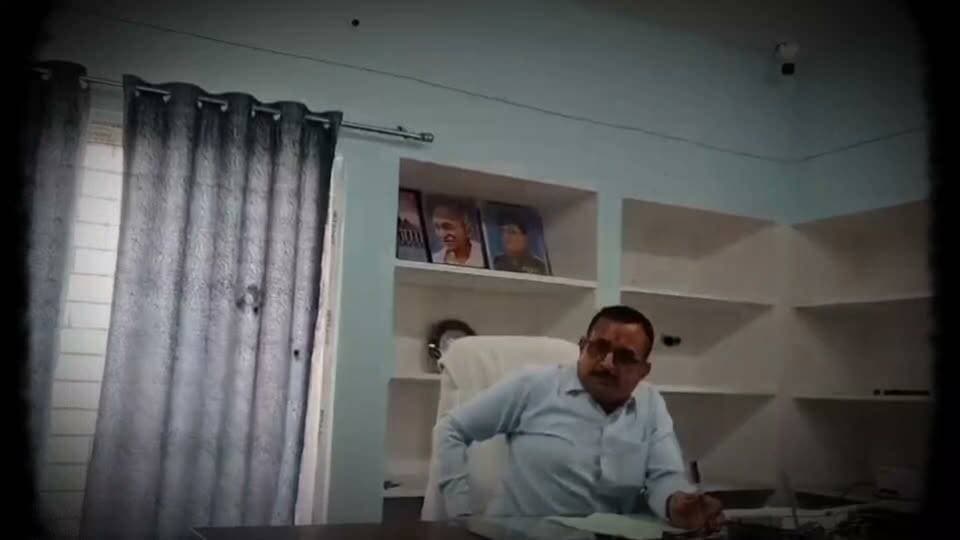 सवाल पूंछा तो भड़क कर पत्रकार पर झपटे नायब तहसीलदार , पत्रकार का तरीका गलत तो क्या साहब सही ?