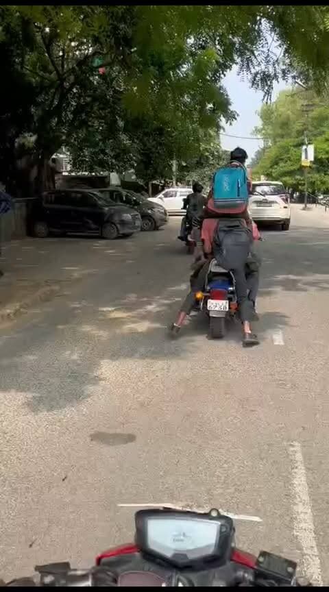 मेरठ में रीलबाजी का खतरनाक जुनून, एक बाइक पर सवार दिखे छह स्कूली छात्र....जिन माँ बाप के ये बच्चे हैं.... वो ध्यान दें
मेरठ के सिविल लाइन थाना क्षेत्र का एक वीडियो सामने आया है, जिसमें एक ही बाइक पर छह स्कूली छात्र सवार होकर तेज रफ्तार में सड़क पर फर्राटा भरते नजर आ रहे हैं, बताया जा रहा है कि छात्र स्कूल से लौटते समय खतरनाक स्टंटबाजी कर रहे थे, सोशल मीडिया पर वीडियो डालने के चक्कर में छात्रों की यह लापरवाही उनकी और सड़क पर चलने वाले अन्य लोगों की जान के लिए गंभीर खतरा बन सकती है
वायरल वीडियो सोशल मीडिया पर तेजी से वायरल है जिसकी मेरे द्वारा पुष्टि नहीं की जाती