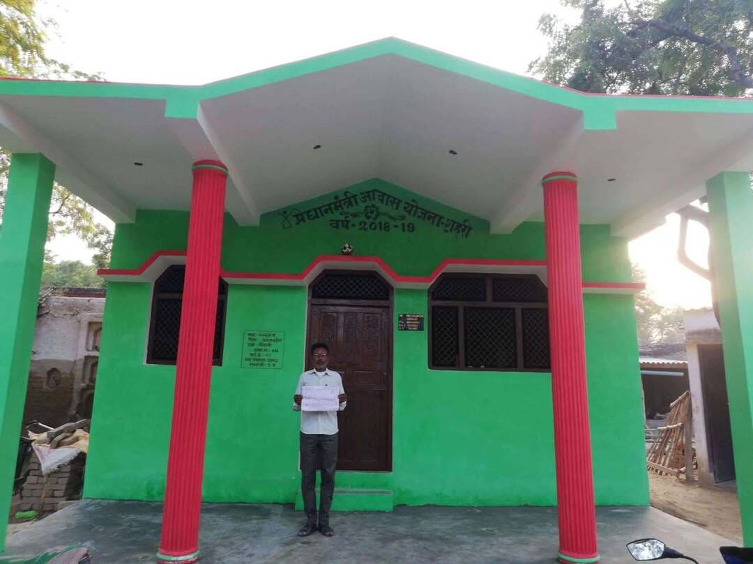 *प्रधानमंत्री आवास योजना (शहरी) से हजारों परिवारों का हुआ अपना पक्का घर का सपना साकार*
*प्रथम चरण में 10,628 तथा द्वितीय चरण में 4,797 लाभार्थियों को मिला योजना का लाभ*
*रायबरेली-25 सितम्बर 2026,*
प्रधानमंत्री आवास योजना (शहरी) के माध्यम से जनपद के शहरी क्षेत्रों में पात्र एवं जरूरतमंद परिवारों को पक्का आवास उपलब्ध कराने की दिशा में निरंतर प्रभावी कार्य किया जा रहा है। योजना के अंतर्गत आर्थिक रूप से कमजोर एवं पात्र परिवारों को आवास निर्माण के लिए आवश्यक सहायता उपलब्ध कराकर उन्हें सुरक्षित एवं सम्मानजनक आवास की सुविधा प्रदान की जा रही है।
प्रधानमंत्री आवास योजना (शहरी) के प्रथम चरण के अंतर्गत जनपद में 10,628 लाभार्थियों को लाभान्वित किया गया है। वहीं योजना के द्वितीय चरण में अब तक 4,797 लाभार्थियों को योजना का लाभ प्रदान किया जा चुका है। इस प्रकार दोनों चरणों में कुल 15,425 लाभार्थी योजना से लाभान्वित हुए हैं।
योजना का उद्देश्य शहरी क्षेत्रों में आवासहीन एवं जरूरतमंद परिवारों को पक्का आवास उपलब्ध कराते हुए उनके जीवन स्तर में सुधार लाना है। योजना के माध्यम से पात्र लाभार्थियों को आवास निर्माण के लिए निर्धारित मानकों के अनुसार सहायता प्रदान की जा रही है, जिससे वे अपने परिवार के लिए सुरक्षित एवं स्थायी आवास का निर्माण कर सकें।
जिला प्रशासन एवं संबंधित विभाग द्वारा योजना के क्रियान्वयन की निरंतर समीक्षा की जा रही है, ताकि पात्र लाभार्थियों को शासन की मंशा के अनुरूप समयबद्ध एवं पारदर्शी तरीके से योजना का लाभ प्राप्त हो सके। साथ ही, यह सुनिश्चित किया जा रहा है कि योजना का लाभ वास्तविक रूप से पात्र एवं जरूरतमंद परिवारों तक पहुंचे।
प्रधानमंत्री आवास योजना (शहरी) के माध्यम से जनपद में बड़ी संख्या में परिवारों को अपने स्वयं के पक्के आवास की सुविधा प्राप्त हुई है। योजना के प्रभावी क्रियान्वयन से लाभार्थियों के जीवन में स्थायित्व, सुरक्षा एवं बेहतर आवासीय सुविधाओं का मार्ग प्रशस्त हुआ है।