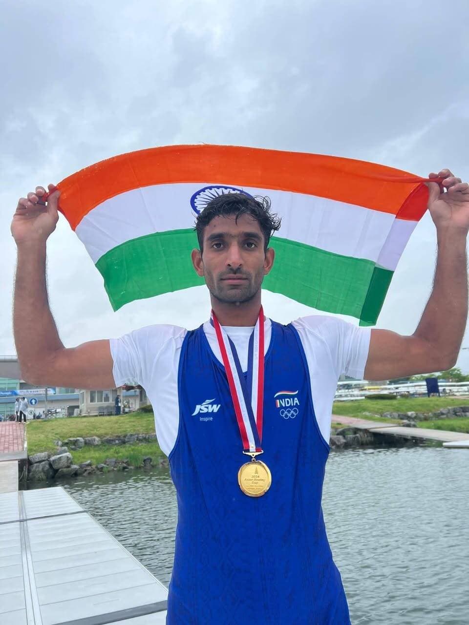 अमेठी
अमेठी में सलमान खान ने रचा इतिहास, एशियन गेम्स-2026 में जीता कांस्य
जापान के नागोया में आयोजित एशियन गेम्स-2026 में अमेठी के लाल सलमान खान ने देश के लिए कांस्य पदक जीतकर जिले का गौरव बढ़ाया।
सलमान खान ने नौकायन प्रतियोगिता में भारतीय टीम का प्रतिनिधित्व करते हुए ब्रॉन्ज मेडल अपने नाम किया।
तिलोई क्षेत्र के पूरे धिंगई, खैरौना गांव के रहने वाले सलमान की इस अंतरराष्ट्रीय उपलब्धि से अमेठी में खुशी की लहर दौड़ गई है।
सलमान की ऐतिहासिक सफलता की खबर मिलते ही गांव और क्षेत्र में बधाइयों का तांता लग गया।
परिजनों, ग्रामीणों और खेलप्रेमियों में जश्न का माहौल है।
सलमान की इस उपलब्धि ने न सिर्फ उनके परिवार और गांव, बल्कि पूरे अमेठी का गौरव बढ़ाया है।