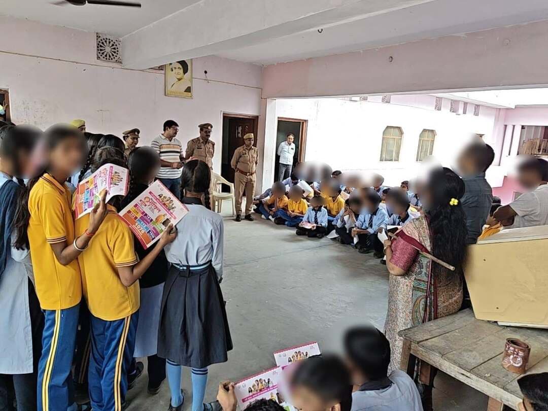 रायबरेली साइबर थाना पुलिस टीम द्वारा छात्र अध्यापकों को किया गया जागरूक रायबरेली पुलिस अधीक्षक रवि कुमार के आदेशानुसार 23/9/ 2026 को साइबर क्राइम पुलिस की टीम द्वारा मिल एरिया थाना क्षेत्र अंतर्गत मदर ट्रेसा स्कूल जवाहर बिहार मलिकपुर में छात्र-छात्राओं एवं अध्यापकों को साइबर अपराधों के प्रति किया गया जागरूक???