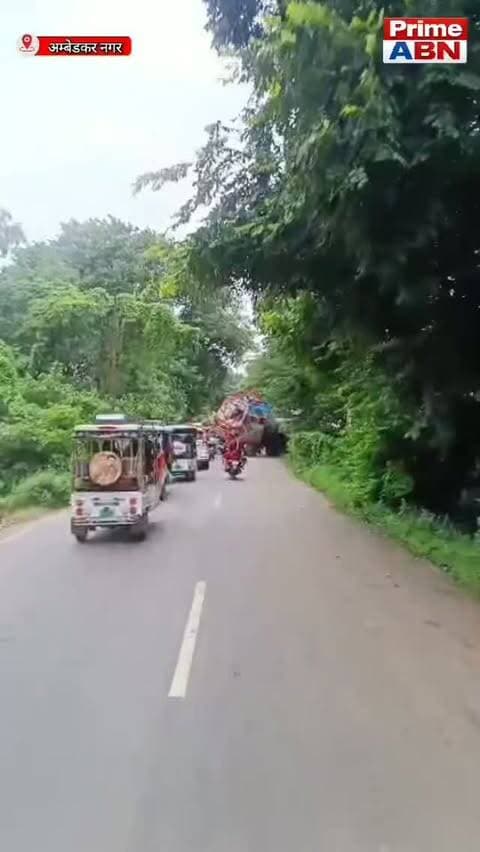 खुले गड्ढे ने रोका ट्रैफिक, टैंकर धंसा, घंटों जाम, बैरिकेडिंग न होने से खतरा