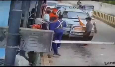टूंडला टोल प्लाजा पर टोल को लेकर हंगामा, वायरल वीडियो के बाद मामला चर्चा में
टोलकर्मियों से कथित अभद्रता और बिना टोल चार वाहन निकालने का आरोप, वीडियो सोशल मीडिया पर वायरल
घटना की जांच की मांग तेज, टोल प्लाजा पर सुरक्षा व्यवस्था और कानून पालन पर उठे सवाल
उत्तरप्रदेश । फिरोजाबाद जनपद के टूंडला टोल प्लाजा पर टोल शुल्क को लेकर हुए विवाद का एक वीडियो सोशल मीडिया पर तेजी से वायरल हो रहा है। वायरल वीडियो में कुछ लोगों द्वारा टोलकर्मियों से कथित अभद्र व्यवहार, हंगामा और बैरियर हटाकर चार वाहनों को बिना टोल दिए निकालने का दावा किया जा रहा है। हालांकि वायरल वीडियो की स्वतंत्र पुष्टि नहीं हो सकी है और पूरे घटनाक्रम की वास्तविक स्थिति आधिकारिक जांच के बाद ही स्पष्ट होगी।
प्राप्त जानकारी के अनुसार, घटना उस समय हुई जब टोलकर्मियों ने निर्धारित नियमों के अनुसार टोल शुल्क मांगा। इसके बाद कथित रूप से विवाद बढ़ गया और मौके पर हंगामे जैसी स्थिति बन गई। आरोप है कि टोलकर्मियों के साथ गाली-गलौज की गई तथा बैरियर हटाकर चार वाहनों को बिना टोल भुगतान किए आगे निकाल दिया गया।
घटना का वीडियो सोशल मीडिया पर सामने आने के बाद मामला चर्चा का विषय बन गया है। वीडियो के वायरल होने के बाद स्थानीय स्तर पर विभिन्न तरह की प्रतिक्रियाएं सामने आ रही हैं। हालांकि अभी तक संबंधित पुलिस अथवा प्रशासन की ओर से इस घटना के संबंध में विस्तृत आधिकारिक बयान सार्वजनिक नहीं किया गया है।
टोल प्लाजा राष्ट्रीय राजमार्गों पर यातायात व्यवस्था का महत्वपूर्ण हिस्सा हैं, जहां सभी वाहन चालकों पर निर्धारित नियमों का पालन करना अनिवार्य होता है। किसी भी प्रकार का विवाद, हंगामा या बलपूर्वक बैरियर हटाना न केवल यातायात व्यवस्था को प्रभावित करता है, बल्कि कानून-व्यवस्था की दृष्टि से भी गंभीर विषय माना जाता है।
यदि वायरल वीडियो में दिखाई गई घटनाएं जांच में सही पाई जाती हैं, तो संबंधित व्यक्तियों के विरुद्ध नियमानुसार कार्रवाई की जा सकती है। वहीं यदि वीडियो भ्रामक या अधूरा पाया जाता है तो जांच के निष्कर्षों के आधार पर आगे की कार्रवाई होगी।
एनडी न्यूज़ की अपील
सार्वजनिक स्थानों पर कानून और नियमों का सम्मान करना प्रत्येक नागरिक का दायित्व है। किसी भी विवाद की स्थिति में संयम बनाए रखें और कानून अपने हाथ में लेने के बजाय संबंधित अधिकारियों की सहायता लें। सोशल मीडिया पर वायरल वीडियो साझा करने से पहले उसकी सत्यता की पुष्टि अवश्य करें।
सुझाव
टोल प्लाजा पर निर्धारित नियमों का पालन करें।
विवाद की स्थिति में धैर्य रखें और पुलिस अथवा टोल प्रशासन से संपर्क करें।
सार्वजनिक संपत्ति को नुकसान पहुंचाने या बाधित करने से बचें।
सोशल मीडिया पर अपुष्ट जानकारी प्रसारित न करें।
कानून-व्यवस्था बनाए रखने में प्रशासन का सहयोग करें।
👇👇👇
#NDNews #दैनिक_निष्पक्ष_धारा #Firozabad #TundlaToll #TollPlaza #TrafficRules #UPPolice #FirozabadPolice #BreakingNews #LawAndOrder #ViralVideo
👇👇👇
@dgpup
@RSSorg
@UPGovt
@RSSgeet
@wpl1090
@Uppolice
@MIB_India
@PMOIndia
@HMOIndia
@VHPDigital
@InfoDeptUP
@myogioffice
@homeupgov
@CMOUP_RC
@CMOfficeUP
@ChiefSecyUP
@ChiefSecyUP
@MahantYogiG
@UpPolicemitra
@BajrangDalOrg
@UPPViralCheck
@rashtrapatibhvn
@112UttarPradesh
@UPMahilakalyan
@myogiadityanath
@NHAI_Official
👇👇👇
🟥 ND NEWS | दैनिक निष्पक्ष धारा
मुख्य संपादक / संस्थापक: राजन सिंह हाड़ा
सह-संपादक: शालिनी सिंह भदौरिया
✒️ रिपोर्ट : स्टेट ब्यूरो, उत्तर प्रदेश
📍 कार्यालय-3: U158, हीरा स्वीट्स के पास, विकास मार्ग, लक्ष्मी नगर, पूर्वी दिल्ली, पिन कोड – 110092 (NCR)
📍 कार्यालय-2: विधानसभा रोड, बर्लिंगटन चौराहा, लखनऊ 226001 (UP)
📍 कार्यालय-1: 1/1 अटल बिहारी चौराहा, नियर बर्मा चौराहा, फतेहपुर 212601 (UP)
📅 दिनांक: 25 सितंबर 2026
📆 दिन: शुक्रवार
📧 Email: ndnewschannel@gmail.com
📞 मोबाइल: 096961 19696