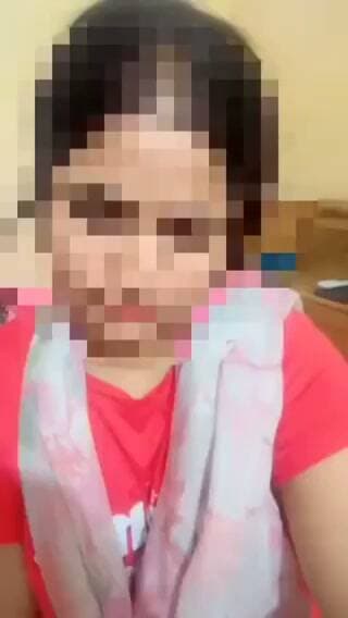 व्यूज और फॉलोअर्स की चाह में युवती ने रची छेड़खानी की कथित कहानी, पुलिस जांच में खुला पूरा सच
प्रयागराज में वायरल वीडियो से मचा हड़कंप, CCTV फुटेज में नहीं मिली घटना की पुष्टि
पुलिस कमिश्नरेट की जांच के बाद युवती ने स्वीकारा—'मेरे साथ ऐसी कोई घटना नहीं हुई'
प्रयागराज। सोशल मीडिया पर अधिक व्यूज और फॉलोअर्स पाने की होड़ में प्रयागराज से एक ऐसा मामला सामने आया है, जिसने दो दिनों तक शहर में सनसनी फैला दी। कैंट क्षेत्र में एक युवती ने कथित छेड़खानी का वीडियो सोशल मीडिया पर साझा करते हुए दावा किया था कि कुछ युवकों ने सार्वजनिक स्थान पर उसका स्कार्फ (दुपट्टा) खींचकर उसके साथ अभद्रता की। वीडियो वायरल होने के बाद मामला तेजी से चर्चा का विषय बन गया और पुलिस भी तत्काल हरकत में आ गई।
पुलिस कमिश्नरेट प्रयागराज ने मामले को गंभीरता से लेते हुए घटनास्थल के आसपास लगे सीसीटीवी कैमरों की फुटेज खंगाली और उपलब्ध साक्ष्यों की गहन जांच की। जांच के दौरान कथित छेड़खानी की घटना की पुष्टि नहीं हो सकी। पुलिस के अनुसार, फुटेज और अन्य तथ्यों में वायरल दावे से मेल खाने वाला कोई साक्ष्य नहीं मिला।
जांच के बाद युवती ने स्वयं स्वीकार किया कि उसके साथ इस प्रकार की कोई घटना नहीं हुई थी। पुलिस की जांच में सामने आया कि कथित वीडियो सोशल मीडिया पर व्यूज और फॉलोअर्स बढ़ाने के उद्देश्य से बनाया गया था। इस खुलासे के बाद दो दिनों से फैली चर्चाओं पर विराम लग गया।
यह मामला सोशल मीडिया पर भ्रामक या मनगढ़ंत सामग्री साझा करने के बढ़ते चलन पर भी गंभीर सवाल खड़े करता है। विशेषज्ञों का मानना है कि इस तरह की झूठी घटनाएं न केवल कानून-व्यवस्था को अनावश्यक रूप से प्रभावित करती हैं, बल्कि वास्तविक पीड़ितों की शिकायतों की गंभीरता पर भी प्रतिकूल असर डाल सकती हैं।
पुलिस का कहना है कि सोशल मीडिया पर प्रसारित किसी भी संवेदनशील दावे की तथ्यात्मक जांच की जाती है और भ्रामक जानकारी फैलाने वालों के विरुद्ध आवश्यक वैधानिक कार्रवाई की जा सकती है।
एनडी न्यूज़ की अपील
सोशल मीडिया पर लोकप्रियता पाने के लिए किसी भी प्रकार की झूठी, भ्रामक या मनगढ़ंत घटना का निर्माण न करें। ऐसे कृत्य समाज में भ्रम फैलाते हैं, पुलिस-प्रशासन के संसाधनों का दुरुपयोग करते हैं और वास्तविक पीड़ितों के न्याय की राह भी कठिन बना सकते हैं।
सुझाव
सोशल मीडिया पर केवल सत्यापित और तथ्यात्मक सामग्री ही साझा करें।
व्यूज और फॉलोअर्स के लिए झूठे वीडियो या दावे करने से बचें।
किसी भी वायरल वीडियो पर प्रतिक्रिया देने से पहले उसकी सत्यता की पुष्टि करें।
महिलाओं की सुरक्षा जैसे संवेदनशील विषयों पर जिम्मेदारी के साथ व्यवहार करें।
कानून और सोशल मीडिया प्लेटफॉर्म के नियमों का पालन करें।
👇👇
#NDNews #दैनिक_निष्पक्ष_धारा #Prayagraj #PrayagrajPolice #SocialMedia #FakeVideo #FakeNews #FactCheck #UPPolice #CyberAwareness #BreakingNews
👇👇👇👇
@dgpup
@UPGovt
@RSSorg
@Uppolice
@wpl1090
@RSSgeet
@MIB_India
@PMOIndia
@HMOIndia
@VHPDigital
@CMOUP_RC
@myogioffice
@InfoDeptUP
@CMOfficeUP
@UPPRD1948
@ChiefSecyUP
@MahantYogiG
@ChiefSecyUP
@BajrangDalOrg
@myogiadityanath
@112UttarPradesh
@UPPViralCheck
@UpPolicemitra
@prayagraj_pol
@ADGZonPrayagraj
@DM_PRAYAGRAJ
@CommissionerPrg
@NigamPrayagraj
@Prayagraj_TP
@PROdefprayagraj
👇👇👇
🟥 ND NEWS | दैनिक निष्पक्ष धारा
मुख्य संपादक / संस्थापक: राजन सिंह हाड़ा
सह-संपादक: शालिनी सिंह भदौरिया
✒️ रिपोर्ट : जिला ब्यूरो, प्रयागराज
📍 कार्यालय-3: U158, हीरा स्वीट्स के पास, विकास मार्ग, लक्ष्मी नगर, पूर्वी दिल्ली, पिन कोड – 110092 (NCR)
📍 कार्यालय-2: विधानसभा रोड, बर्लिंगटन चौराहा, लखनऊ (226001) (UP)
📍 कार्यालय-1: 1/1 अटल बिहारी चौराहा, नियर बर्मा चौराहा, फतेहपुर (212601) (UP)
📅 दिनांक: 25 सितंबर 2026
📆 दिन: शुक्रवार
📧 Email: ndnewschannel@gmail.com
📞 मोबाइल: 9696119696