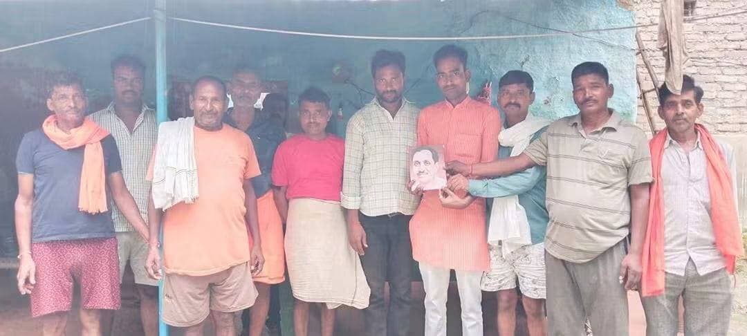 बेरूई में श्रद्धा के साथ मनाई गई पंडित दीनदयाल उपाध्याय की जयंती, अंत्योदय के संकल्प के साथ कार्यकर्ताओं ने किया नमन
भाजपा कार्यकर्ताओं ने पुष्पांजलि अर्पित कर एकात्म मानववाद के विचारों को बताया आज भी प्रासंगिक
समाज के अंतिम व्यक्ति तक विकास पहुंचाने का लिया संकल्प, बड़ी संख्या में ग्रामीण रहे मौजूद
उत्तरप्रदेश । जनपद फतेहपुर के असोथर क्षेत्र के ग्राम बेरूई में भारतीय जनता पार्टी कार्यकर्ताओं ने पंडित दीनदयाल उपाध्याय की जयंती श्रद्धा, सम्मान और उत्साह के साथ मनाई। कार्यक्रम में उनके चित्र पर पुष्पांजलि अर्पित कर कार्यकर्ताओं एवं ग्रामीणों ने राष्ट्रसेवा, अंत्योदय और एकात्म मानववाद के सिद्धांतों पर चलने का संकल्प लिया।
भाजपा असोथर मंडल के कधिया सेक्टर अंतर्गत बूथ संख्या-272, ग्राम बेरूई में आयोजित कार्यक्रम का आयोजन भाजपा असोथर मंडल महामंत्री साहिल शर्मा के आवास पर किया गया। कार्यक्रम में उपस्थित कार्यकर्ताओं और ग्रामीणों ने पंडित दीनदयाल उपाध्याय के चित्र पर माल्यार्पण एवं पुष्प अर्पित कर उन्हें श्रद्धासुमन अर्पित किए।
इस अवसर पर सेक्टर अध्यक्ष अरुण शर्मा, बूथ अध्यक्ष संदीप साहू, मंडल मंत्री एवं युवा मोर्चा के घनश्याम साहू सहित बड़ी संख्या में भाजपा कार्यकर्ता एवं ग्रामीण उपस्थित रहे। वक्ताओं ने पंडित दीनदयाल उपाध्याय के जीवन, उनके संघर्ष, राष्ट्र निर्माण में योगदान तथा एकात्म मानववाद एवं अंत्योदय की अवधारणा पर विस्तार से प्रकाश डाला।
भाजपा मंडल महामंत्री साहिल शर्मा ने अपने संबोधन में कहा कि पंडित दीनदयाल उपाध्याय का संपूर्ण जीवन राष्ट्र और समाज की सेवा के लिए समर्पित रहा। उन्होंने कहा कि समाज के अंतिम पंक्ति में खड़े व्यक्ति तक विकास और सरकारी योजनाओं का लाभ पहुंचाना ही उनके विचारों का मूल उद्देश्य था और यही उनके प्रति सच्ची श्रद्धांजलि होगी।
कार्यक्रम के समापन पर सभी कार्यकर्ताओं एवं ग्रामीणों ने सामाजिक समरसता, राष्ट्रहित और जनकल्याण की भावना के साथ कार्य करने तथा पंडित दीनदयाल उपाध्याय के आदर्शों को जन-जन तक पहुंचाने का सामूहिक संकल्प लिया।
एनडी न्यूज़ की अपील
महापुरुषों के विचार केवल जयंती और पुण्यतिथि तक सीमित न रहें, बल्कि उनके आदर्शों को दैनिक जीवन में अपनाकर समाज, राष्ट्र और मानवता की सेवा के कार्यों में सक्रिय भागीदारी निभाना ही उनके प्रति सच्चा सम्मान है।
सुझाव
महापुरुषों के विचारों को नई पीढ़ी तक पहुंचाने के लिए नियमित संवाद और संगोष्ठियों का आयोजन किया जाए।
सामाजिक समरसता और जनसेवा के कार्यों में युवाओं की भागीदारी बढ़ाई जाए।
ग्राम स्तर पर जनकल्याणकारी योजनाओं की जानकारी आमजन तक पहुंचाई जाए।
समाज के कमजोर वर्गों के उत्थान के लिए सामूहिक प्रयास किए जाएं।
राष्ट्रहित और सामाजिक सद्भाव को सर्वोच्च प्राथमिकता दी जाए।
👇👇👇
#NDNews #दैनिक_निष्पक्ष_धारा #Fatehpur #Asothar #Berui #PanditDeendayalUpadhyay #Antyodaya #EkatmaManavDarshan #BJP #SocialService #UttarPradesh
👇👇
@dgpup
@RSSorg
@UPGovt
@wpl1090
@RSSgeet
@Uppolice
@MIB_India
@PMOIndia
@HMOIndia
@abmanglik
@VHPDigital
@igrangealld
@myogioffice
@InfoDeptUP
@dmfatehpur
@sdmsadarftp
@CMOfficeUP
@CMOUP_RC
@UPPRD1948
@ChiefSecyUP
@ChiefSecyUP
@MahantYogiG
@FatehpurSdm
@fatehpurpolice
@BajrangDalOrg
@rashtrapatibhvn
@UPMahilaKalyan
@112UttarPradesh
@myogiadityanath
@CommissionerPrg
@ADGZonPrayagraj
@BJP4India
@BJP4UP
👇👇👇
🟥 ND NEWS | दैनिक निष्पक्ष धारा
मुख्य संपादक / संस्थापक: राजन सिंह हाड़ा
सह-संपादक: शालिनी सिंह भदौरिया
✒️ रिपोर्ट : जिला ब्यूरो, फतेहपुर
📍 कार्यालय-3: U158, हीरा स्वीट्स के पास, विकास मार्ग, लक्ष्मी नगर, पूर्वी दिल्ली, पिन कोड – 110092 (NCR)
📍 कार्यालय-2: विधानसभा रोड, बर्लिंगटन चौराहा, लखनऊ (226001) (UP)
📍 कार्यालय-1: 1/1 अटल बिहारी चौराहा, नियर बर्मा चौराहा, फतेहपुर (212601) (UP)
📅 दिनांक: 25 सितंबर 2026
📆 दिन: शुक्रवार
📧 Email: ndnewschannel@gmail.com
📞 मोबाइल: 096961 19696