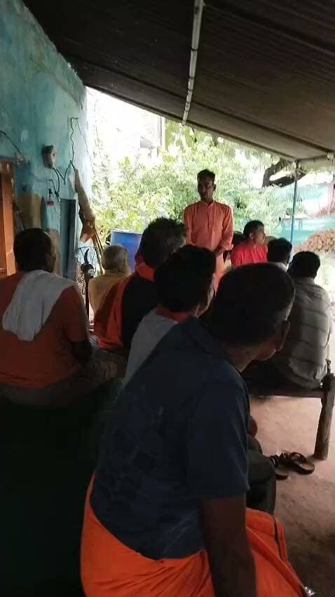 बेरूई में श्रद्धा के साथ मनाई गई पंडित दीनदयाल उपाध्याय की जयंती, अंत्योदय के संकल्प के साथ कार्यकर्ताओं ने किया नमन
भाजपा कार्यकर्ताओं ने पुष्पांजलि अर्पित कर एकात्म मानववाद के विचारों को बताया आज भी प्रासंगिक
समाज के अंतिम व्यक्ति तक विकास पहुंचाने का लिया संकल्प, बड़ी संख्या में ग्रामीण रहे मौजूद
उत्तरप्रदेश । जनपद फतेहपुर के असोथर क्षेत्र के ग्राम बेरूई में भारतीय जनता पार्टी कार्यकर्ताओं ने पंडित दीनदयाल उपाध्याय की जयंती श्रद्धा, सम्मान और उत्साह के साथ मनाई। कार्यक्रम में उनके चित्र पर पुष्पांजलि अर्पित कर कार्यकर्ताओं एवं ग्रामीणों ने राष्ट्रसेवा, अंत्योदय और एकात्म मानववाद के सिद्धांतों पर चलने का संकल्प लिया।
भाजपा असोथर मंडल के कधिया सेक्टर अंतर्गत बूथ संख्या-272, ग्राम बेरूई में आयोजित कार्यक्रम का आयोजन भाजपा असोथर मंडल महामंत्री साहिल शर्मा के आवास पर किया गया। कार्यक्रम में उपस्थित कार्यकर्ताओं और ग्रामीणों ने पंडित दीनदयाल उपाध्याय के चित्र पर माल्यार्पण एवं पुष्प अर्पित कर उन्हें श्रद्धासुमन अर्पित किए।
इस अवसर पर सेक्टर अध्यक्ष अरुण शर्मा, बूथ अध्यक्ष संदीप साहू, मंडल मंत्री एवं युवा मोर्चा के घनश्याम साहू सहित बड़ी संख्या में भाजपा कार्यकर्ता एवं ग्रामीण उपस्थित रहे। वक्ताओं ने पंडित दीनदयाल उपाध्याय के जीवन, उनके संघर्ष, राष्ट्र निर्माण में योगदान तथा एकात्म मानववाद एवं अंत्योदय की अवधारणा पर विस्तार से प्रकाश डाला।
भाजपा मंडल महामंत्री साहिल शर्मा ने अपने संबोधन में कहा कि पंडित दीनदयाल उपाध्याय का संपूर्ण जीवन राष्ट्र और समाज की सेवा के लिए समर्पित रहा। उन्होंने कहा कि समाज के अंतिम पंक्ति में खड़े व्यक्ति तक विकास और सरकारी योजनाओं का लाभ पहुंचाना ही उनके विचारों का मूल उद्देश्य था और यही उनके प्रति सच्ची श्रद्धांजलि होगी।
कार्यक्रम के समापन पर सभी कार्यकर्ताओं एवं ग्रामीणों ने सामाजिक समरसता, राष्ट्रहित और जनकल्याण की भावना के साथ कार्य करने तथा पंडित दीनदयाल उपाध्याय के आदर्शों को जन-जन तक पहुंचाने का सामूहिक संकल्प लिया।
एनडी न्यूज़ की अपील
महापुरुषों के विचार केवल जयंती और पुण्यतिथि तक सीमित न रहें, बल्कि उनके आदर्शों को दैनिक जीवन में अपनाकर समाज, राष्ट्र और मानवता की सेवा के कार्यों में सक्रिय भागीदारी निभाना ही उनके प्रति सच्चा सम्मान है।
सुझाव
महापुरुषों के विचारों को नई पीढ़ी तक पहुंचाने के लिए नियमित संवाद और संगोष्ठियों का आयोजन किया जाए।
सामाजिक समरसता और जनसेवा के कार्यों में युवाओं की भागीदारी बढ़ाई जाए।
ग्राम स्तर पर जनकल्याणकारी योजनाओं की जानकारी आमजन तक पहुंचाई जाए।
समाज के कमजोर वर्गों के उत्थान के लिए सामूहिक प्रयास किए जाएं।
राष्ट्रहित और सामाजिक सद्भाव को सर्वोच्च प्राथमिकता दी जाए।
👇👇👇
#NDNews #दैनिक_निष्पक्ष_धारा #Fatehpur #Asothar #Berui #PanditDeendayalUpadhyay #Antyodaya #EkatmaManavDarshan #BJP #SocialService #UttarPradesh
👇👇
@dgpup
@RSSorg
@UPGovt
@wpl1090
@RSSgeet
@Uppolice
@MIB_India
@PMOIndia
@HMOIndia
@abmanglik
@VHPDigital
@igrangealld
@myogioffice
@InfoDeptUP
@dmfatehpur
@sdmsadarftp
@CMOfficeUP
@CMOUP_RC
@UPPRD1948
@ChiefSecyUP
@ChiefSecyUP
@MahantYogiG
@FatehpurSdm
@fatehpurpolice
@BajrangDalOrg
@rashtrapatibhvn
@UPMahilaKalyan
@112UttarPradesh
@myogiadityanath
@CommissionerPrg
@ADGZonPrayagraj
@BJP4India
@BJP4UP
👇👇👇
🟥 ND NEWS | दैनिक निष्पक्ष धारा
मुख्य संपादक / संस्थापक: राजन सिंह हाड़ा
सह-संपादक: शालिनी सिंह भदौरिया
✒️ रिपोर्ट : जिला ब्यूरो, फतेहपुर
📍 कार्यालय-3: U158, हीरा स्वीट्स के पास, विकास मार्ग, लक्ष्मी नगर, पूर्वी दिल्ली, पिन कोड – 110092 (NCR)
📍 कार्यालय-2: विधानसभा रोड, बर्लिंगटन चौराहा, लखनऊ (226001) (UP)
📍 कार्यालय-1: 1/1 अटल बिहारी चौराहा, नियर बर्मा चौराहा, फतेहपुर (212601) (UP)
📅 दिनांक: 25 सितंबर 2026
📆 दिन: शुक्रवार
📧 Email: ndnewschannel@gmail.com
📞 मोबाइल: 9696119696