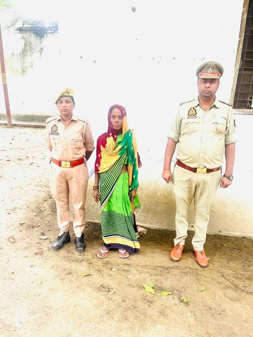 दहेज हत्या मामले में फरार सास गिरफ्तार, असोथर पुलिस की कार्रवाई जारी
विवाहिता पिंकी की मौत के मामले में तीसरी गिरफ्तारी, पति और ससुर पहले ही भेजे जा चुके हैं जेल
दहेज उत्पीड़न के मामलों पर सख्त कार्रवाई का संदेश, पुलिस ने आरोपियों की गिरफ्तारी तेज की
उत्तरप्रदेश । जनपद फतेहपुर के असोथर थाना क्षेत्र के मैकुवापुर मजरे सरकंडी में विवाहिता की संदिग्ध परिस्थितियों में हुई मौत के मामले में पुलिस ने बड़ी कार्रवाई करते हुए नामजद सास को गिरफ्तार कर लिया है। इससे पहले इसी प्रकरण में पति और ससुर को गिरफ्तार कर न्यायिक अभिरक्षा में जेल भेजा जा चुका है। पुलिस का कहना है कि मामले में नामजद अन्य आरोपियों के संबंध में भी विधिक कार्रवाई नियमानुसार जारी है।
पुलिस के अनुसार, धाता थाना क्षेत्र के मखौवा गांव निवासी छोटेलाल ने 7 सितंबर 2026 को असोथर थाने में तहरीर देकर आरोप लगाया था कि उनकी 20 वर्षीय पुत्री पिंकी देवी का विवाह 7 मई 2026 को मैकुवापुर मजरे सरकंडी निवासी केशचंद्र के साथ हुआ था। शिकायत में आरोप लगाया गया कि विवाह के कुछ समय बाद से ही दहेज को लेकर विवाहिता का उत्पीड़न किया जाने लगा। 5 सितंबर 2026 को उसकी संदिग्ध परिस्थितियों में मृत्यु हो गई।
पीड़ित पक्ष की तहरीर के आधार पर थाना असोथर में मु0अ0सं0 181/2026 के तहत धारा 80(2), 85 बीएनएस एवं 3/4 दहेज प्रतिषेध अधिनियम के अंतर्गत पति केशचंद्र, चचिया ससुर धनराज, सास उर्मिला देवी तथा देवर रोहित के विरुद्ध मुकदमा दर्ज किया गया।
पुलिस ने बताया कि मामले में पति केशचंद्र और ससुर धनराज को 8 सितंबर को गिरफ्तार कर न्यायालय में पेश किया गया था, जहां से दोनों को जेल भेज दिया गया। विवेचना के दौरान वांछित चल रही सास उर्मिला देवी (58 वर्ष) को 24 सितंबर को फूलबाग चौराहा के पास से गिरफ्तार कर न्यायालय के समक्ष पेश किया गया।
गिरफ्तारी की कार्रवाई वरिष्ठ उपनिरीक्षक बृजेन्द्र कुमार, आरक्षी रवि कुमार एवं महिला आरक्षी रूपा सरोज द्वारा की गई। पुलिस का कहना है कि मामले की विवेचना निष्पक्ष रूप से जारी है तथा उपलब्ध साक्ष्यों के आधार पर आगे की विधिक कार्रवाई की जाएगी।
दहेज से जुड़े मामलों को लेकर न्यायालय और पुलिस लगातार सख्त रुख अपना रहे हैं। विशेषज्ञों का मानना है कि ऐसे मामलों में समयबद्ध जांच, निष्पक्ष विवेचना और त्वरित न्याय पीड़ित परिवारों का विश्वास मजबूत करते हैं तथा समाज में दहेज जैसी कुप्रथा के खिलाफ प्रभावी संदेश देते हैं।
एनडी न्यूज़ की अपील
दहेज सामाजिक अभिशाप है। विवाह को आर्थिक लेन-देन का माध्यम बनाने के बजाय सम्मान, समानता और पारिवारिक मूल्यों पर आधारित संबंधों को बढ़ावा दें। यदि किसी महिला के साथ दहेज उत्पीड़न या घरेलू हिंसा हो रही हो तो इसकी सूचना तत्काल पुलिस एवं संबंधित अधिकारियों को दें।
सुझाव
दहेज लेने और देने दोनों का सामाजिक स्तर पर विरोध करें।
घरेलू हिंसा या दहेज प्रताड़ना की शिकायत तुरंत पुलिस या महिला हेल्पलाइन पर दर्ज कराएं।
विवाहिता की सुरक्षा और सम्मान सुनिश्चित करना परिवार एवं समाज की साझा जिम्मेदारी है।
कानूनी प्रक्रिया में सहयोग करें और अफवाहों से बचें।
महिलाओं के अधिकारों और कानूनों के प्रति जागरूकता बढ़ाएं।
👇👇
#NDNews #दैनिक_निष्पक्ष_धारा #Fatehpur #Asothar #DowryCase #DowryDeath #WomenSafety #UPPolice #FatehpurPolice #Justice #BreakingNews #MahilaSuraksha
👇👇
@dgpup
@RSSorg
@UPGovt
@wpl1090
@RSSgeet
@Uppolice
@MIB_India
@PMOIndia
@HMOIndia
@abmanglik
@VHPDigital
@igrangealld
@myogioffice
@InfoDeptUP
@dmfatehpur
@sdmsadarftp
@CMOfficeUP
@CMOUP_RC
@UPPRD1948
@ChiefSecyUP
@ChiefSecyUP
@MahantYogiG
@FatehpurSdm
@fatehpurpolice
@BajrangDalOrg
@rashtrapatibhvn
@UPMahilaKalyan
@112UttarPradesh
@myogiadityanath
@CommissionerPrg
@ADGZonPrayagraj
👇👇👇
🟥 ND NEWS | दैनिक निष्पक्ष धारा
मुख्य संपादक / संस्थापक: राजन सिंह हाड़ा
सह-संपादक: शालिनी सिंह भदौरिया
✒️ रिपोर्ट : जिला ब्यूरो, फतेहपुर
📍 कार्यालय-3: U158, हीरा स्वीट्स के पास, विकास मार्ग, लक्ष्मी नगर, पूर्वी दिल्ली, पिन कोड – 110092 (NCR)
📍 कार्यालय-2: विधानसभा रोड, बर्लिंगटन चौराहा, लखनऊ (226001) (UP)
📍 कार्यालय-1: 1/1 अटल बिहारी चौराहा, नियर बर्मा चौराहा, फतेहपुर (212601) (UP)
📅 दिनांक: 25 सितंबर 2026
📆 दिन: शुक्रवार
📧 Email: ndnewschannel@gmail.com
📞 मोबाइल: 096961 19696
