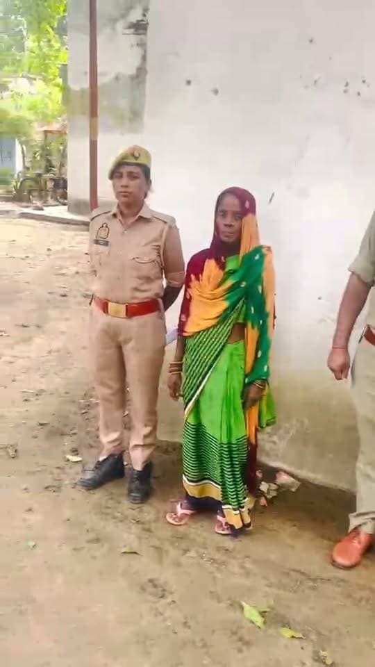 दहेज हत्या मामले में फरार सास गिरफ्तार, असोथर पुलिस की कार्रवाई जारी
विवाहिता पिंकी की मौत के मामले में तीसरी गिरफ्तारी, पति और ससुर पहले ही भेजे जा चुके हैं जेल
दहेज उत्पीड़न के मामलों पर सख्त कार्रवाई का संदेश, पुलिस ने आरोपियों की गिरफ्तारी तेज की
उत्तरप्रदेश । जनपद फतेहपुर के असोथर थाना क्षेत्र के मैकुवापुर मजरे सरकंडी में विवाहिता की संदिग्ध परिस्थितियों में हुई मौत के मामले में पुलिस ने बड़ी कार्रवाई करते हुए नामजद सास को गिरफ्तार कर लिया है। इससे पहले इसी प्रकरण में पति और ससुर को गिरफ्तार कर न्यायिक अभिरक्षा में जेल भेजा जा चुका है। पुलिस का कहना है कि मामले में नामजद अन्य आरोपियों के संबंध में भी विधिक कार्रवाई नियमानुसार जारी है।
पुलिस के अनुसार, धाता थाना क्षेत्र के मखौवा गांव निवासी छोटेलाल ने 7 सितंबर 2026 को असोथर थाने में तहरीर देकर आरोप लगाया था कि उनकी 20 वर्षीय पुत्री पिंकी देवी का विवाह 7 मई 2026 को मैकुवापुर मजरे सरकंडी निवासी केशचंद्र के साथ हुआ था। शिकायत में आरोप लगाया गया कि विवाह के कुछ समय बाद से ही दहेज को लेकर विवाहिता का उत्पीड़न किया जाने लगा। 5 सितंबर 2026 को उसकी संदिग्ध परिस्थितियों में मृत्यु हो गई।
पीड़ित पक्ष की तहरीर के आधार पर थाना असोथर में मु0अ0सं0 181/2026 के तहत धारा 80(2), 85 बीएनएस एवं 3/4 दहेज प्रतिषेध अधिनियम के अंतर्गत पति केशचंद्र, चचिया ससुर धनराज, सास उर्मिला देवी तथा देवर रोहित के विरुद्ध मुकदमा दर्ज किया गया।
पुलिस ने बताया कि मामले में पति केशचंद्र और ससुर धनराज को 8 सितंबर को गिरफ्तार कर न्यायालय में पेश किया गया था, जहां से दोनों को जेल भेज दिया गया। विवेचना के दौरान वांछित चल रही सास उर्मिला देवी (58 वर्ष) को 24 सितंबर को फूलबाग चौराहा के पास से गिरफ्तार कर न्यायालय के समक्ष पेश किया गया।
गिरफ्तारी की कार्रवाई वरिष्ठ उपनिरीक्षक बृजेन्द्र कुमार, आरक्षी रवि कुमार एवं महिला आरक्षी रूपा सरोज द्वारा की गई। पुलिस का कहना है कि मामले की विवेचना निष्पक्ष रूप से जारी है तथा उपलब्ध साक्ष्यों के आधार पर आगे की विधिक कार्रवाई की जाएगी।
दहेज से जुड़े मामलों को लेकर न्यायालय और पुलिस लगातार सख्त रुख अपना रहे हैं। विशेषज्ञों का मानना है कि ऐसे मामलों में समयबद्ध जांच, निष्पक्ष विवेचना और त्वरित न्याय पीड़ित परिवारों का विश्वास मजबूत करते हैं तथा समाज में दहेज जैसी कुप्रथा के खिलाफ प्रभावी संदेश देते हैं।
एनडी न्यूज़ की अपील
दहेज सामाजिक अभिशाप है। विवाह को आर्थिक लेन-देन का माध्यम बनाने के बजाय सम्मान, समानता और पारिवारिक मूल्यों पर आधारित संबंधों को बढ़ावा दें। यदि किसी महिला के साथ दहेज उत्पीड़न या घरेलू हिंसा हो रही हो तो इसकी सूचना तत्काल पुलिस एवं संबंधित अधिकारियों को दें।
सुझाव
दहेज लेने और देने दोनों का सामाजिक स्तर पर विरोध करें।
घरेलू हिंसा या दहेज प्रताड़ना की शिकायत तुरंत पुलिस या महिला हेल्पलाइन पर दर्ज कराएं।
विवाहिता की सुरक्षा और सम्मान सुनिश्चित करना परिवार एवं समाज की साझा जिम्मेदारी है।
कानूनी प्रक्रिया में सहयोग करें और अफवाहों से बचें।
महिलाओं के अधिकारों और कानूनों के प्रति जागरूकता बढ़ाएं।
👇👇
#NDNews #दैनिक_निष्पक्ष_धारा #Fatehpur #Asothar #DowryCase #DowryDeath #WomenSafety #UPPolice #FatehpurPolice #Justice #BreakingNews #MahilaSuraksha
👇👇
@dgpup
@RSSorg
@UPGovt
@wpl1090
@RSSgeet
@Uppolice
@MIB_India
@PMOIndia
@HMOIndia
@abmanglik
@VHPDigital
@igrangealld
@myogioffice
@InfoDeptUP
@dmfatehpur
@sdmsadarftp
@CMOfficeUP
@CMOUP_RC
@UPPRD1948
@ChiefSecyUP
@ChiefSecyUP
@MahantYogiG
@FatehpurSdm
@fatehpurpolice
@BajrangDalOrg
@rashtrapatibhvn
@UPMahilaKalyan
@112UttarPradesh
@myogiadityanath
@CommissionerPrg
@ADGZonPrayagraj
👇👇👇
🟥 ND NEWS | दैनिक निष्पक्ष धारा
मुख्य संपादक / संस्थापक: राजन सिंह हाड़ा
सह-संपादक: शालिनी सिंह भदौरिया
✒️ रिपोर्ट : जिला ब्यूरो, फतेहपुर
📍 कार्यालय-3: U158, हीरा स्वीट्स के पास, विकास मार्ग, लक्ष्मी नगर, पूर्वी दिल्ली, पिन कोड – 110092 (NCR)
📍 कार्यालय-2: विधानसभा रोड, बर्लिंगटन चौराहा, लखनऊ (226001) (UP)
📍 कार्यालय-1: 1/1 अटल बिहारी चौराहा, नियर बर्मा चौराहा, फतेहपुर (212601) (UP)
📅 दिनांक: 25 सितंबर 2026
📆 दिन: शुक्रवार
📧 Email: ndnewschannel@gmail.com
📞 मोबाइल: 096961 19696