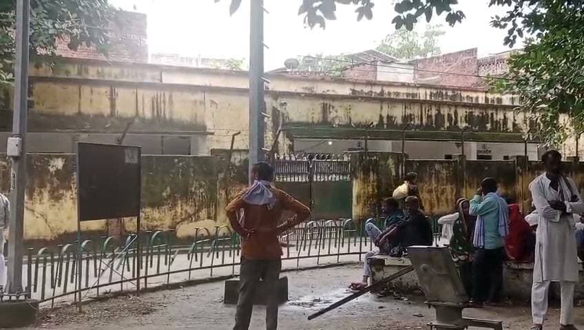 गर्भवती महिला से मारपीट में दो दोषियों को पांच साल की सजा, पेट में पल रहे शिशु की मौत के मामले में अदालत का बड़ा फैसला
हुसैनगंज के 2021 के चर्चित मामले में न्यायालय का निर्णय, दोषियों पर अर्थदंड भी लगाया गया
महिलाओं के खिलाफ हिंसा पर सख्त संदेश, अदालत ने साक्ष्यों के आधार पर सुनाया फैसला
उत्तरप्रदेश । जनपद फतेहपुर के हुसैनगंज थाना क्षेत्र में वर्ष 2021 में गर्भवती महिला के साथ हुई मारपीट और उसके गर्भस्थ शिशु की मृत्यु के मामले में अदालत ने महत्वपूर्ण फैसला सुनाया है। अपर सत्र न्यायाधीश/विशेष न्यायाधीश ईसी एक्ट की अदालत ने साक्ष्यों और गवाहों के आधार पर दो आरोपियों को दोषी ठहराते हुए विभिन्न धाराओं में सजा सुनाई है। अदालत ने दोनों दोषियों को धारा 316(2) बीएनएस के तहत पांच वर्ष के सश्रम कारावास तथा पांच-पांच हजार रुपये के अर्थदंड से दंडित किया है।
अभियोजन के अनुसार यह घटना 8 जून 2021 की शाम करीब 7:30 बजे हुसैनगंज थाना क्षेत्र के मोहईउद्दीनपुर गांव में हुई थी। वादी राकेश लोधी ने पुलिस को दी गई तहरीर में आरोप लगाया था कि उसकी अनुपस्थिति में गांव के रमेश लोधी और भीम उर्फ राजेश उसके घर पहुंचे और उसकी गर्भवती पत्नी माधुरी देवी के साथ गाली-गलौज की। विरोध करने पर दोनों आरोपियों ने कथित रूप से महिला के साथ लात-घूंसों और डंडों से मारपीट की, जिससे उसके पेट और शरीर पर गंभीर चोटें आईं।
घायल महिला को परिजनों द्वारा तत्काल सदर अस्पताल में भर्ती कराया गया। अभियोजन के अनुसार वह लगभग आठ माह की गर्भवती थी और मारपीट के दौरान लगी गंभीर चोटों के कारण गर्भ में पल रहे शिशु की मृत्यु हो गई। घटना के अगले दिन पीड़ित पक्ष की तहरीर पर हुसैनगंज थाने में मुकदमा दर्ज कर पुलिस ने विवेचना शुरू की थी।
मामले की सुनवाई के दौरान अभियोजन पक्ष ने न्यायालय में छह गवाहों के बयान दर्ज कराए। दोनों पक्षों की दलीलें सुनने और उपलब्ध साक्ष्यों का परीक्षण करने के बाद न्यायालय ने भीम उर्फ राजेश और रमेश लोधी को दोषी करार दिया।
अदालत ने दोनों दोषियों को धारा 316(2) बीएनएस के तहत पांच वर्ष के सश्रम कारावास एवं पांच हजार रुपये अर्थदंड की सजा सुनाई। इसके अतिरिक्त धारा 323/34 के तहत छह माह, धारा 504 के तहत छह माह तथा धारा 506 के तहत दो वर्ष के कारावास से भी दंडित किया गया। अभियोजन पक्ष की ओर से सहायक शासकीय अधिवक्ता देवेंद्र कुमार सिंह भदौरिया ने प्रभावी पैरवी की।
यह फैसला महिलाओं के विरुद्ध हिंसा और गर्भवती महिलाओं की सुरक्षा से जुड़े मामलों में न्यायालय के सख्त रुख को दर्शाता है। विधि विशेषज्ञों का मानना है कि ऐसे निर्णय समाज में कानून के प्रति विश्वास को मजबूत करते हैं और महिलाओं के खिलाफ हिंसा करने वालों के लिए स्पष्ट संदेश हैं कि ऐसे अपराधों को गंभीरता से लिया जाएगा।
एनडी न्यूज़ की अपील
गर्भवती महिलाओं के साथ किसी भी प्रकार की हिंसा न केवल कानूनन गंभीर अपराध है, बल्कि यह मानवता के विरुद्ध भी है। समाज का प्रत्येक नागरिक महिलाओं की सुरक्षा और सम्मान सुनिश्चित करने में अपनी जिम्मेदारी निभाए। किसी भी प्रकार की घरेलू हिंसा या मारपीट की जानकारी तत्काल पुलिस और संबंधित प्रशासनिक अधिकारियों को दें।
सुझाव
महिलाओं के विरुद्ध हिंसा की घटनाओं की तत्काल पुलिस में शिकायत करें।
पारिवारिक विवादों का समाधान संवाद और कानूनी प्रक्रिया से करें।
गर्भवती महिलाओं की सुरक्षा और स्वास्थ्य को सर्वोच्च प्राथमिकता दें।
गवाह बनने से न डरें, न्यायिक प्रक्रिया में सहयोग करें।
समाज में महिला सम्मान और कानून के प्रति जागरूकता बढ़ाएं।
👇👇
#NDNews #दैनिक_निष्पक्ष_धारा #Fatehpur #Hussainganj #CourtVerdict #WomenSafety #Justice #DomesticViolence #UPPolice #CrimeNews #BreakingNews #MahilaSuraksha
👇👇
@dgpup
@RSSorg
@UPGovt
@wpl1090
@RSSgeet
@Uppolice
@MIB_India
@PMOIndia
@HMOIndia
@abmanglik
@VHPDigital
@igrangealld
@myogioffice
@InfoDeptUP
@dmfatehpur
@sdmsadarftp
@CMOfficeUP
@CMOUP_RC
@ChiefSecyUP
@ChiefSecyUP
@MahantYogiG
@FatehpurSdm
@fatehpurpolice
@BajrangDalOrg
@rashtrapatibhvn
@UPMahilaKalyan
@112UttarPradesh
@myogiadityanath
@CommissionerPrg
@ADGZonPrayagraj
👇👇
🟥 NDNEWS | दैनिक निष्पक्ष धारा
मुख्य संपादक / संस्थापक: राजन सिंह हाड़ा
सह-संपादक: शालिनी सिंह भदौरिया
✒️रिपोर्ट : जिला ब्यूरो, फतेहपुर
📍कार्यालय-3: U158,हीरा स्वीट्स के पास,विकास मार्ग,लक्ष्मी नगर,पूर्वी दिल्ली– 110092 (NCR)
📍कार्यालय-2: विधानसभा रोड,बर्लिंगटन चौराहा,लखनऊ 226001 (UP)
📍कार्यालय-1: 1/1 अटल बिहारी चौराहा,नियर बर्मा चौराहा,फतेहपुर 212601 (UP)
📅 दिनांक: 25 सितंबर 2026
📆 दिन: शुक्रवार
📞 मोबाइल: 9696119696