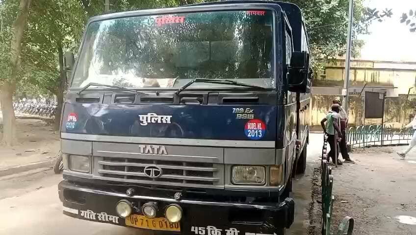 गर्भवती महिला से मारपीट में दो दोषियों को पांच साल की सजा, पेट में पल रहे शिशु की मौत के मामले में अदालत का बड़ा फैसला
हुसैनगंज के 2021 के चर्चित मामले में न्यायालय का निर्णय, दोषियों पर अर्थदंड भी लगाया गया
महिलाओं के खिलाफ हिंसा पर सख्त संदेश, अदालत ने साक्ष्यों के आधार पर सुनाया फैसला
उत्तरप्रदेश । जनपद फतेहपुर के हुसैनगंज थाना क्षेत्र में वर्ष 2021 में गर्भवती महिला के साथ हुई मारपीट और उसके गर्भस्थ शिशु की मृत्यु के मामले में अदालत ने महत्वपूर्ण फैसला सुनाया है। अपर सत्र न्यायाधीश/विशेष न्यायाधीश ईसी एक्ट की अदालत ने साक्ष्यों और गवाहों के आधार पर दो आरोपियों को दोषी ठहराते हुए विभिन्न धाराओं में सजा सुनाई है। अदालत ने दोनों दोषियों को धारा 316(2) बीएनएस के तहत पांच वर्ष के सश्रम कारावास तथा पांच-पांच हजार रुपये के अर्थदंड से दंडित किया है।
अभियोजन के अनुसार यह घटना 8 जून 2021 की शाम करीब 7:30 बजे हुसैनगंज थाना क्षेत्र के मोहईउद्दीनपुर गांव में हुई थी। वादी राकेश लोधी ने पुलिस को दी गई तहरीर में आरोप लगाया था कि उसकी अनुपस्थिति में गांव के रमेश लोधी और भीम उर्फ राजेश उसके घर पहुंचे और उसकी गर्भवती पत्नी माधुरी देवी के साथ गाली-गलौज की। विरोध करने पर दोनों आरोपियों ने कथित रूप से महिला के साथ लात-घूंसों और डंडों से मारपीट की, जिससे उसके पेट और शरीर पर गंभीर चोटें आईं।
घायल महिला को परिजनों द्वारा तत्काल सदर अस्पताल में भर्ती कराया गया। अभियोजन के अनुसार वह लगभग आठ माह की गर्भवती थी और मारपीट के दौरान लगी गंभीर चोटों के कारण गर्भ में पल रहे शिशु की मृत्यु हो गई। घटना के अगले दिन पीड़ित पक्ष की तहरीर पर हुसैनगंज थाने में मुकदमा दर्ज कर पुलिस ने विवेचना शुरू की थी।
मामले की सुनवाई के दौरान अभियोजन पक्ष ने न्यायालय में छह गवाहों के बयान दर्ज कराए। दोनों पक्षों की दलीलें सुनने और उपलब्ध साक्ष्यों का परीक्षण करने के बाद न्यायालय ने भीम उर्फ राजेश और रमेश लोधी को दोषी करार दिया।
अदालत ने दोनों दोषियों को धारा 316(2) बीएनएस के तहत पांच वर्ष के सश्रम कारावास एवं पांच हजार रुपये अर्थदंड की सजा सुनाई। इसके अतिरिक्त धारा 323/34 के तहत छह माह, धारा 504 के तहत छह माह तथा धारा 506 के तहत दो वर्ष के कारावास से भी दंडित किया गया। अभियोजन पक्ष की ओर से सहायक शासकीय अधिवक्ता देवेंद्र कुमार सिंह भदौरिया ने प्रभावी पैरवी की।
यह फैसला महिलाओं के विरुद्ध हिंसा और गर्भवती महिलाओं की सुरक्षा से जुड़े मामलों में न्यायालय के सख्त रुख को दर्शाता है। विधि विशेषज्ञों का मानना है कि ऐसे निर्णय समाज में कानून के प्रति विश्वास को मजबूत करते हैं और महिलाओं के खिलाफ हिंसा करने वालों के लिए स्पष्ट संदेश हैं कि ऐसे अपराधों को गंभीरता से लिया जाएगा।
एनडी न्यूज़ की अपील
गर्भवती महिलाओं के साथ किसी भी प्रकार की हिंसा न केवल कानूनन गंभीर अपराध है, बल्कि यह मानवता के विरुद्ध भी है। समाज का प्रत्येक नागरिक महिलाओं की सुरक्षा और सम्मान सुनिश्चित करने में अपनी जिम्मेदारी निभाए। किसी भी प्रकार की घरेलू हिंसा या मारपीट की जानकारी तत्काल पुलिस और संबंधित प्रशासनिक अधिकारियों को दें।
सुझाव
महिलाओं के विरुद्ध हिंसा की घटनाओं की तत्काल पुलिस में शिकायत करें।
पारिवारिक विवादों का समाधान संवाद और कानूनी प्रक्रिया से करें।
गर्भवती महिलाओं की सुरक्षा और स्वास्थ्य को सर्वोच्च प्राथमिकता दें।
गवाह बनने से न डरें, न्यायिक प्रक्रिया में सहयोग करें।
समाज में महिला सम्मान और कानून के प्रति जागरूकता बढ़ाएं।
👇👇
#NDNews #दैनिक_निष्पक्ष_धारा #Fatehpur #Hussainganj #CourtVerdict #WomenSafety #Justice #DomesticViolence #UPPolice #CrimeNews #BreakingNews #MahilaSuraksha
👇👇
@dgpup
@RSSorg
@UPGovt
@wpl1090
@RSSgeet
@Uppolice
@MIB_India
@PMOIndia
@HMOIndia
@abmanglik
@VHPDigital
@igrangealld
@myogioffice
@InfoDeptUP
@dmfatehpur
@sdmsadarftp
@CMOfficeUP
@CMOUP_RC
@ChiefSecyUP
@ChiefSecyUP
@MahantYogiG
@FatehpurSdm
@fatehpurpolice
@BajrangDalOrg
@rashtrapatibhvn
@UPMahilaKalyan
@112UttarPradesh
@myogiadityanath
@CommissionerPrg
@ADGZonPrayagraj
👇👇
🟥 NDNEWS | दैनिक निष्पक्ष धारा
मुख्य संपादक / संस्थापक: राजन सिंह हाड़ा
सह-संपादक: शालिनी सिंह भदौरिया
✒️रिपोर्ट : जिला ब्यूरो, फतेहपुर
📍कार्यालय-3: U158,हीरा स्वीट्स के पास,विकास मार्ग,लक्ष्मी नगर,पूर्वी दिल्ली– 110092 (NCR)
📍कार्यालय-2: विधानसभा रोड,बर्लिंगटन चौराहा,लखनऊ 226001 (UP)
📍कार्यालय-1: 1/1 अटल बिहारी चौराहा,नियर बर्मा चौराहा,फतेहपुर 212601 (UP)
📅 दिनांक: 25 सितंबर 2026
📆 दिन: शुक्रवार
📞 मोबाइल: 9696119696
