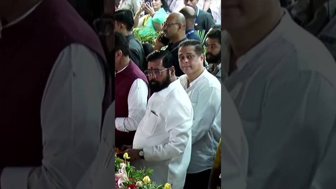 CM,DCM बाप्पाच्या विसर्जनासाठी गिरगाव चौपाटीवर, मुख्यमंत्र्यांकडून भक्तांवर फुलांचा वर्षाव