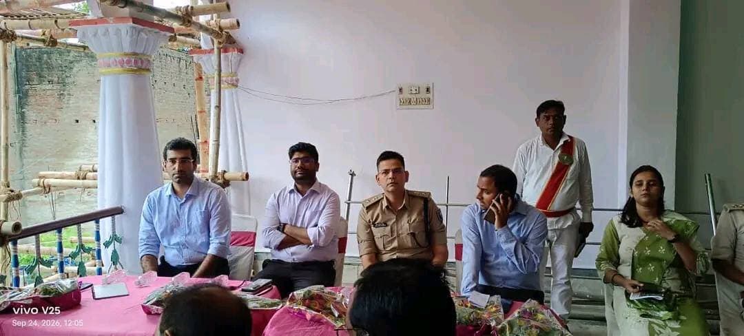 मुंगेर में दुर्गापूजा को लेकर बड़ी दुर्गा मंदिर परिसर में शांति समिति की बैठक,डीएम-एसपी ने की सौहार्द बनाए रखने की अपील।
मुंगेर में आगामी दुर्गापूजा पर्व-2026 को लेकर बड़ी दुर्गा माँ परिसर में शांति समिति की बैठक आयोजित की गई। बैठक में जिलाधिकारी निखिल धनराज निप्पाणीकर और पुलिस अधीक्षक सैयद इमरान मसूद समेत संबंधित पदाधिकारी, जनप्रतिनिधि एवं शांति समिति के सदस्य शामिल हुए।बैठक का मुख्य उद्देश्य दुर्गापूजा के दौरान जिले में आपसी सौहार्द, शांति और विधि-व्यवस्था बनाए रखना रहा। इस दौरान पर्व को शांतिपूर्ण एवं सौहार्दपूर्ण वातावरण में संपन्न कराने को लेकर विभिन्न बिंदुओं पर चर्चा की गई।बैठक में प्रशासन और पुलिस अधिकारियों ने पर्व के दौरान आपसी भाईचारा बनाए रखने तथा प्रशासन के साथ समन्वय स्थापित कर दुर्गापूजा को शांतिपूर्ण तरीके से संपन्न कराने पर जोर दिया। साथ ही संबंधित पदाधिकारियों को विधि-व्यवस्था से जुड़े आवश्यक इंतजाम सुनिश्चित करने के निर्देश दिए गए।प्रशासन की ओर से लोगों से अपील की गई कि दुर्गापूजा का पर्व शांति, सौहार्द और आपसी भाईचारे के साथ मनाएं तथा किसी भी तरह की अफवाह पर ध्यान न दें। प्रशासन और पुलिस पर्व के दौरान सुरक्षा एवं विधि-व्यवस्था बनाए रखने को लेकर पूरी तरह सतर्क रहेगा।#MungerNews #DurgaPuja2026 #Munger #DurgaPuja #ShantiSamiti #MungerPolice #MungerAdministration #BiharNews #LawAndOrder #durgapujanews