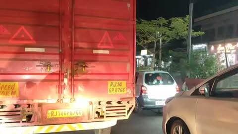 जोधपुर भदवासिया स्कूल के पास में लगा 1 किलोमीटर लंबा जाम आधे घंटे से जाम लगा हुआ