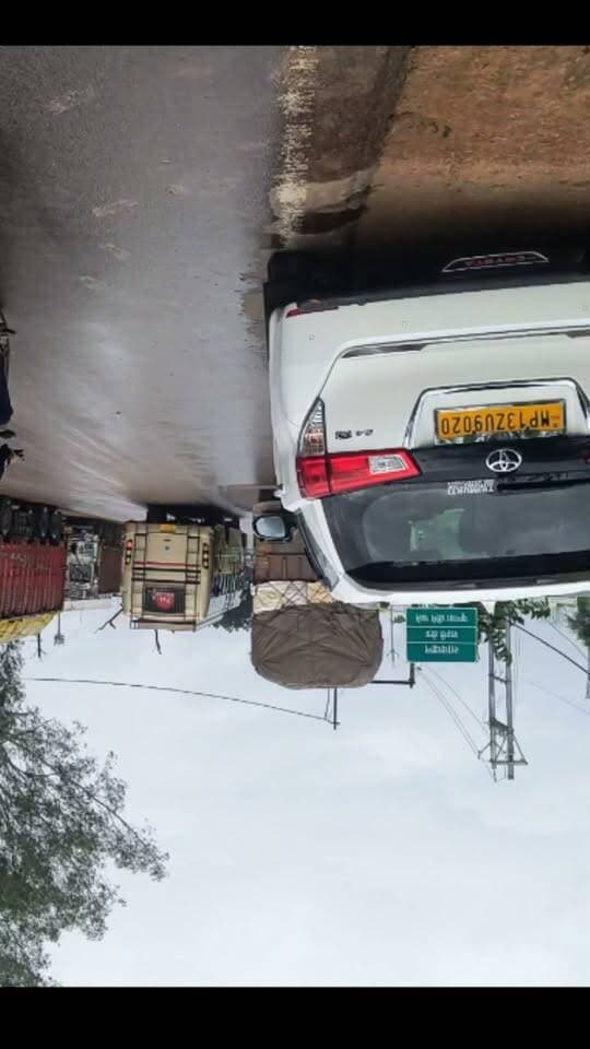 नौगांव रोड पर जिला परिवहन अधिकारी चेकिंग के नाम पर खाना पूर्ति कर निकलीं
बसें निकलती रही मैडम खड़ी-खड़ी दिखती रही।