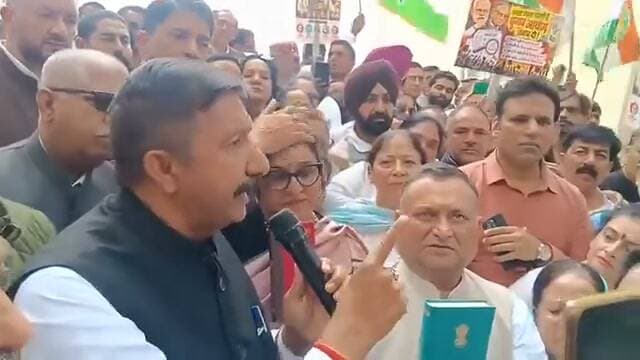 🔴 शिमला लाइव: SIR के विरोध में चुनाव कार्यालय के बाहर गरजी कांग्रेस!
📢 उपमुख्यमंत्री मुकेश अग्निहोत्री ने प्रदर्शन के दौरान उठाए सवाल—
सुनिए, क्या बोले मुकेश अग्निहोत्री…!