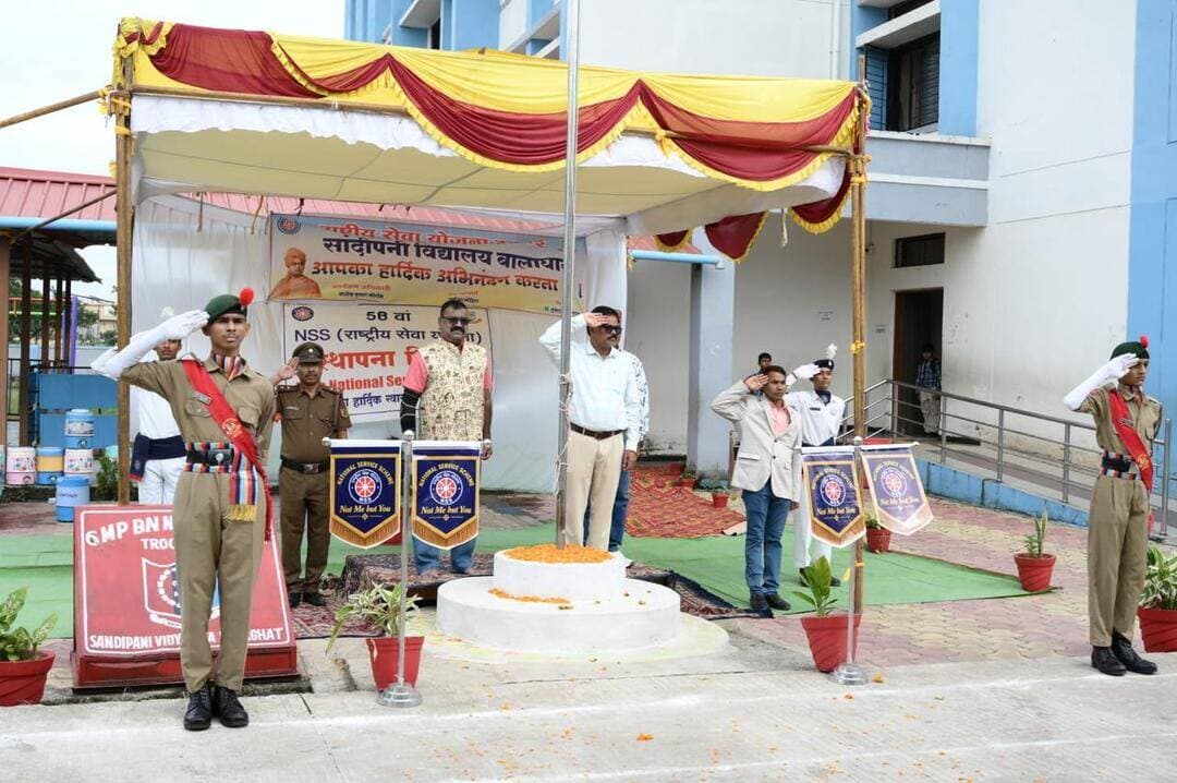 #बालाघाट
सांदीपनि विद्यालय में रासेयो का 58वां स्थापना दिवस हर्षोल्लास से मनाया
स्वयंसेवकों ने नुक्कड़ नाटक, सांस्कृतिक प्रस्तुतियों और मार्च पास्ट से दिया सामाजिक जागरूकता का संदेश
सांदीपनि विद्यालय बालाघाट की राष्ट्रीय सेवा योजना इकाई द्वारा रासेयो का 58वां स्थापना दिवस हर्षोल्लास के साथ मनाया गया। कार्यक्रम का आयोजन कार्यालय आयुक्त उच्च शिक्षा संचालनालय भोपाल एवं राष्ट्रीय सेवा योजना प्रकोष्ठ रानी दुर्गावती विश्वविद्यालय जबलपुर के निर्देशानुसार किया गया।
कार्यक्रम में मुख्य अतिथि डॉ. अशोक कुमार मराठे, प्राचार्य पीएम श्री एक्सीलेंस शासकीय जटाशंकर त्रिवेदी स्नातकोत्तर महाविद्यालय बालाघाट एवं पूर्व रासेयो समन्वयक रानी दुर्गावती विश्वविद्यालय जबलपुर तथा विशिष्ट अतिथि डॉ. सतीश चिले, सेवानिवृत्त प्राचार्य शासकीय स्नातकोत्तर महाविद्यालय सिवनी उपस्थित रहे। संस्था प्राचार्य डॉ. युवराज राहंगडाले एवं उपप्राचार्य साजिद मोहिस सहित शिक्षक एवं विद्यार्थी मौजूद रहे।
कार्यक्रम के प्रथम चरण में अतिथियों द्वारा राष्ट्रीय सेवा योजना का ध्वज फहराकर ध्वज प्रणाम किया गया। इसके बाद एनएसएस स्वयंसेवकों, एनसीसी, स्काउट एवं गाइड कैडेट्स ने ध्वज सलामी दी। अतिथियों ने परेड का निरीक्षण किया, जिसके बाद परेड कमांडर मोहित चौहान के नेतृत्व में मार्च पास्ट किया गया। इसके पश्चात मां सरस्वती का पूजन एवं रासेयो के प्रेरणास्रोत स्वामी विवेकानंद के चित्र पर माल्यार्पण कर कार्यक्रम का शुभारंभ किया गया। अतिथियों का पुष्पगुच्छ एवं एनएसएस बैच लगाकर स्वागत किया गया। स्वयंसेवकों ने सरस्वती वंदना और स्वागत गीत-नृत्य की प्रस्तुति दी।
संस्था प्राचार्य डॉ. युवराज राहंगडाले ने विद्यालय में संचालित एनएसएस, एनसीसी, स्काउट एवं गाइड गतिविधियों की जानकारी दी। कार्यक्रम अधिकारी अशोक कुमार कोर्राम ने रासेयो का वार्षिक प्रतिवेदन प्रस्तुत किया। मुख्य अतिथि डॉ. अशोक मराठे ने प्रेरणादायी गीत के माध्यम से स्वयंसेवकों का उत्साहवर्धन किया, जबकि डॉ. सतीश चिले ने राष्ट्रीय सेवा योजना के उद्देश्यों एवं गतिविधियों पर विस्तार से जानकारी दी।
नुक्कड़ नाटक से दिया नशामुक्ति का संदेश
सांस्कृतिक कार्यक्रम में स्वयंसेवकों ने नशामुक्ति एवं स्वास्थ्य-शिक्षा पर आधारित प्रेरणादायी नुक्कड़ नाटक प्रस्तुत किया। इसके अलावा गणेश वंदना, स्वागत गीत और राजस्थानी नृत्य की मनमोहक प्रस्तुतियां भी दी गईं। समारोह के अंत में अतिथियों द्वारा स्वयंसेवकों को सात दिवसीय शिविर प्रमाण-पत्र, राष्ट्रीय सेवा योजना के ‘ए’ प्रमाण-पत्र तथा सांस्कृतिक कार्यक्रम में सहभागिता करने वाले स्वयंसेवकों को प्रशस्ति-पत्र प्रदान किए गए। राष्ट्रगान के साथ कार्यक्रम का समापन हुआ। मंच संचालन स्वयंसेविका कृतिका कटरे एवं पूर्व एनसीसी अधिकारी तथा माध्यमिक शिक्षक खिलेंद्रपाल बिसेन ने किया।
#CMMadhyaPradesh #JansamparkMP #schooldeump #healthminmp